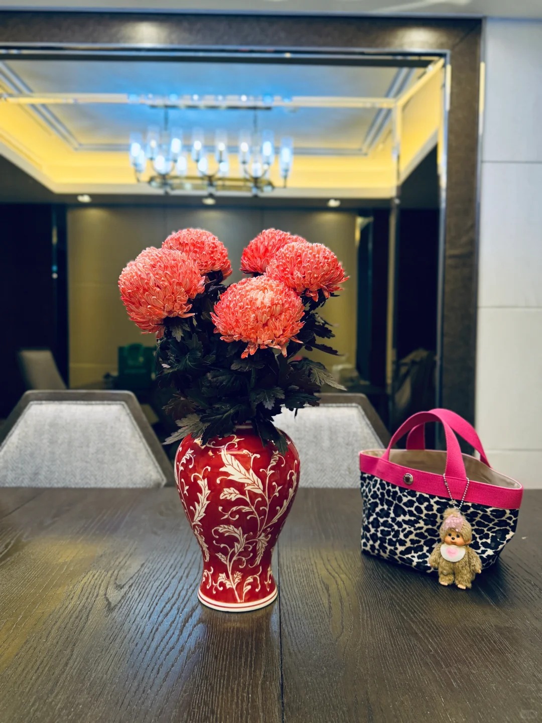 Không phải mẫu đơn, cũng chẳng phải cúc thường: Loài hoa lạ đang khiến chị em lùng sục để "đổi gió" bàn trà ngày Tết