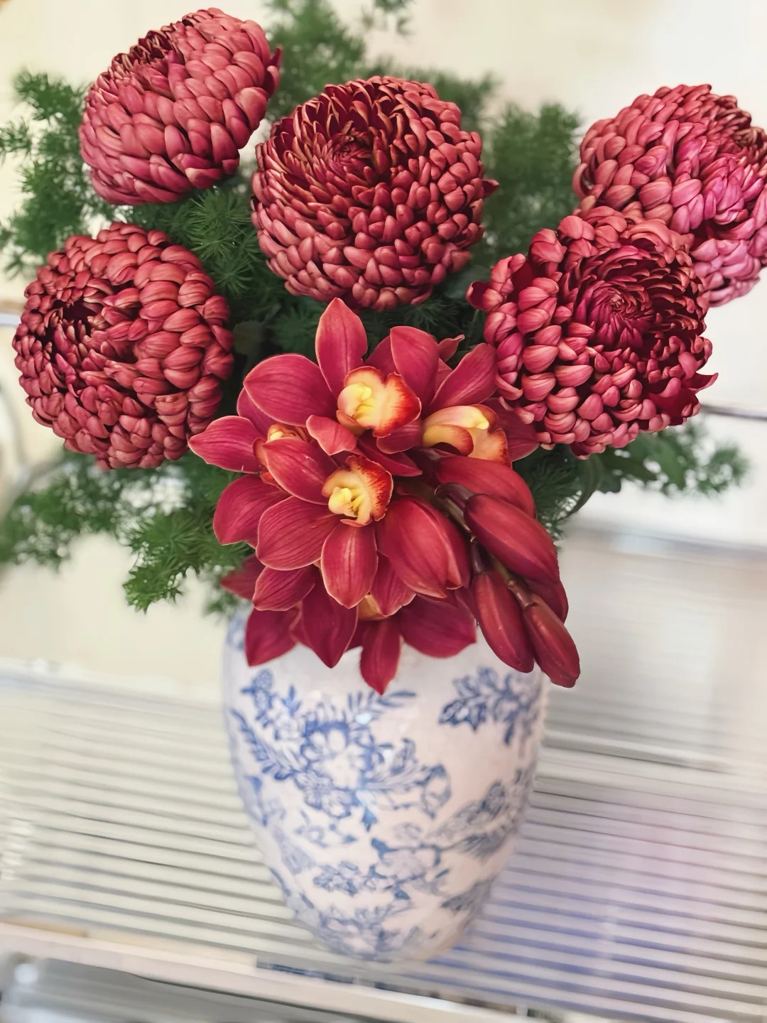 Không phải mẫu đơn, cũng chẳng phải cúc thường: Loài hoa lạ đang khiến chị em lùng sục để "đổi gió" bàn trà ngày Tết