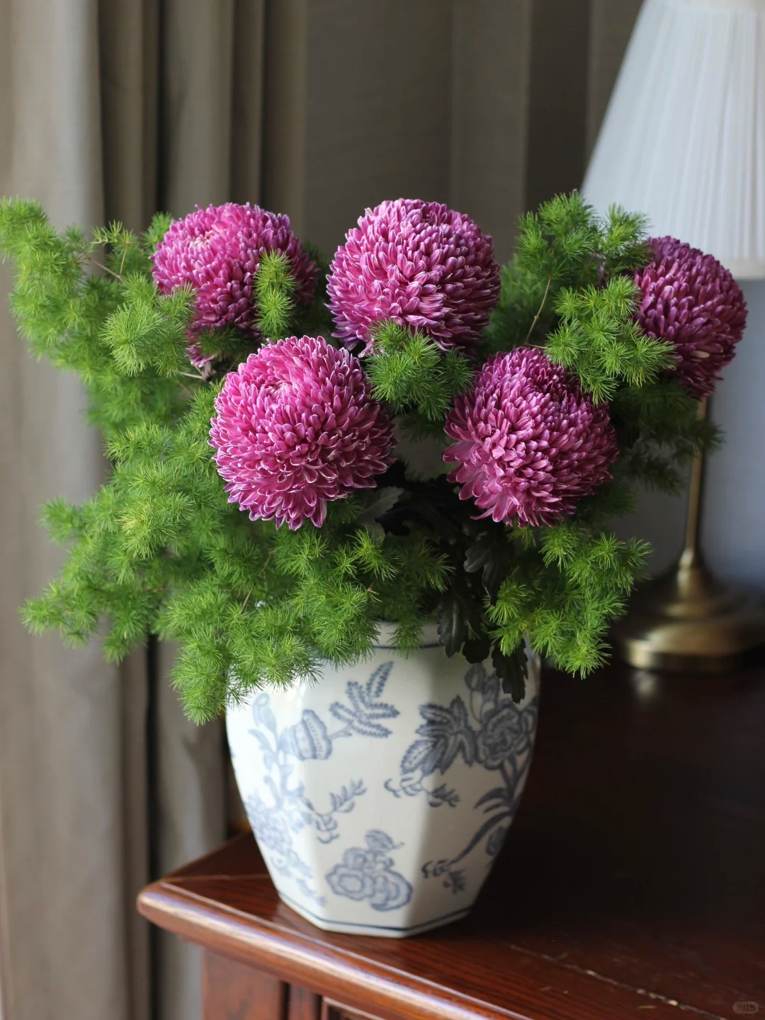 Không phải mẫu đơn, cũng chẳng phải cúc thường: Loài hoa lạ đang khiến chị em lùng sục để "đổi gió" bàn trà ngày Tết