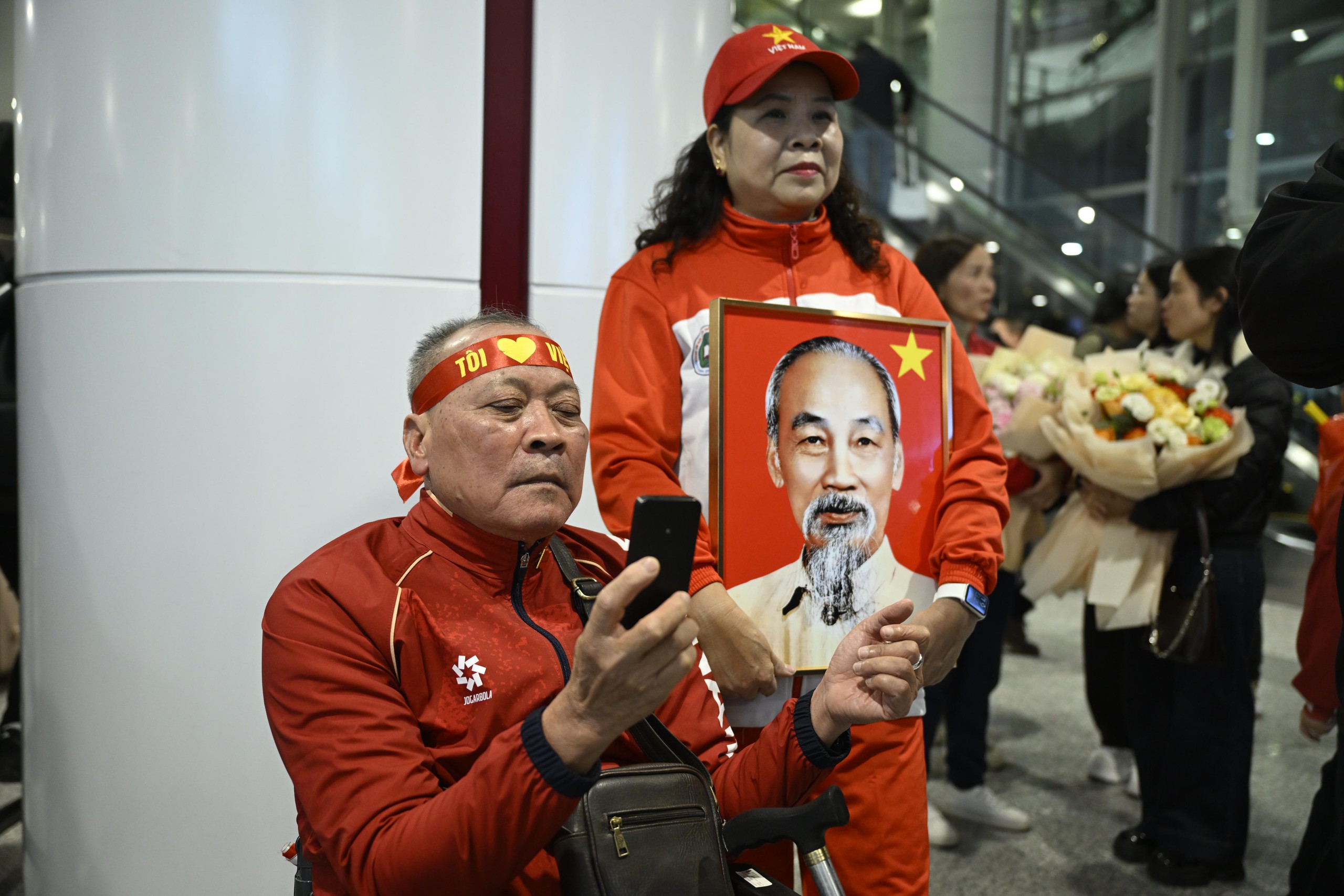 U23 Việt Nam mang HCĐ châu Á về nước: "Biển người" chào đón những "người hùng" thi đấu kiên cường