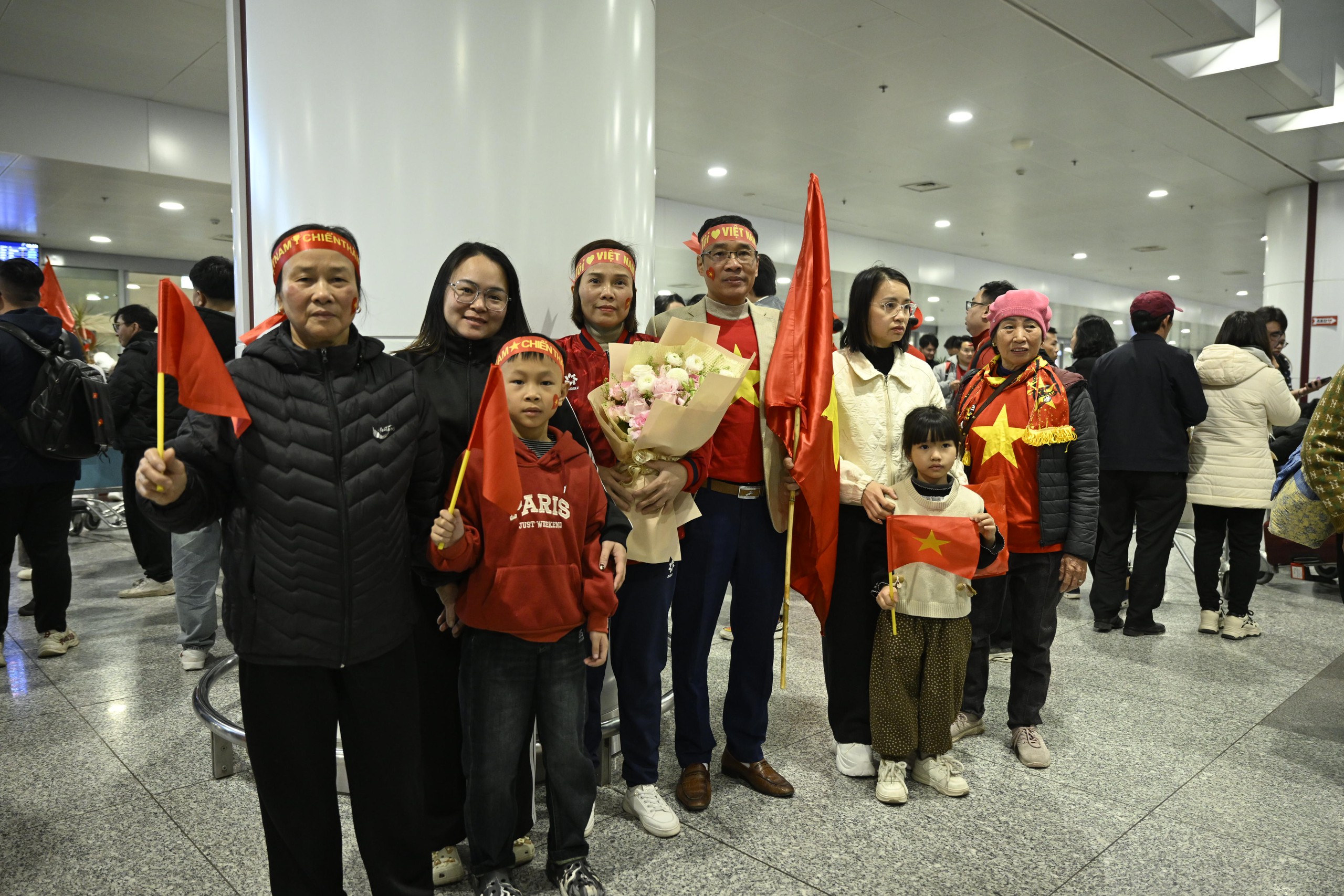 U23 Việt Nam mang HCĐ châu Á về nước: "Biển người" chào đón những "người hùng" thi đấu kiên cường