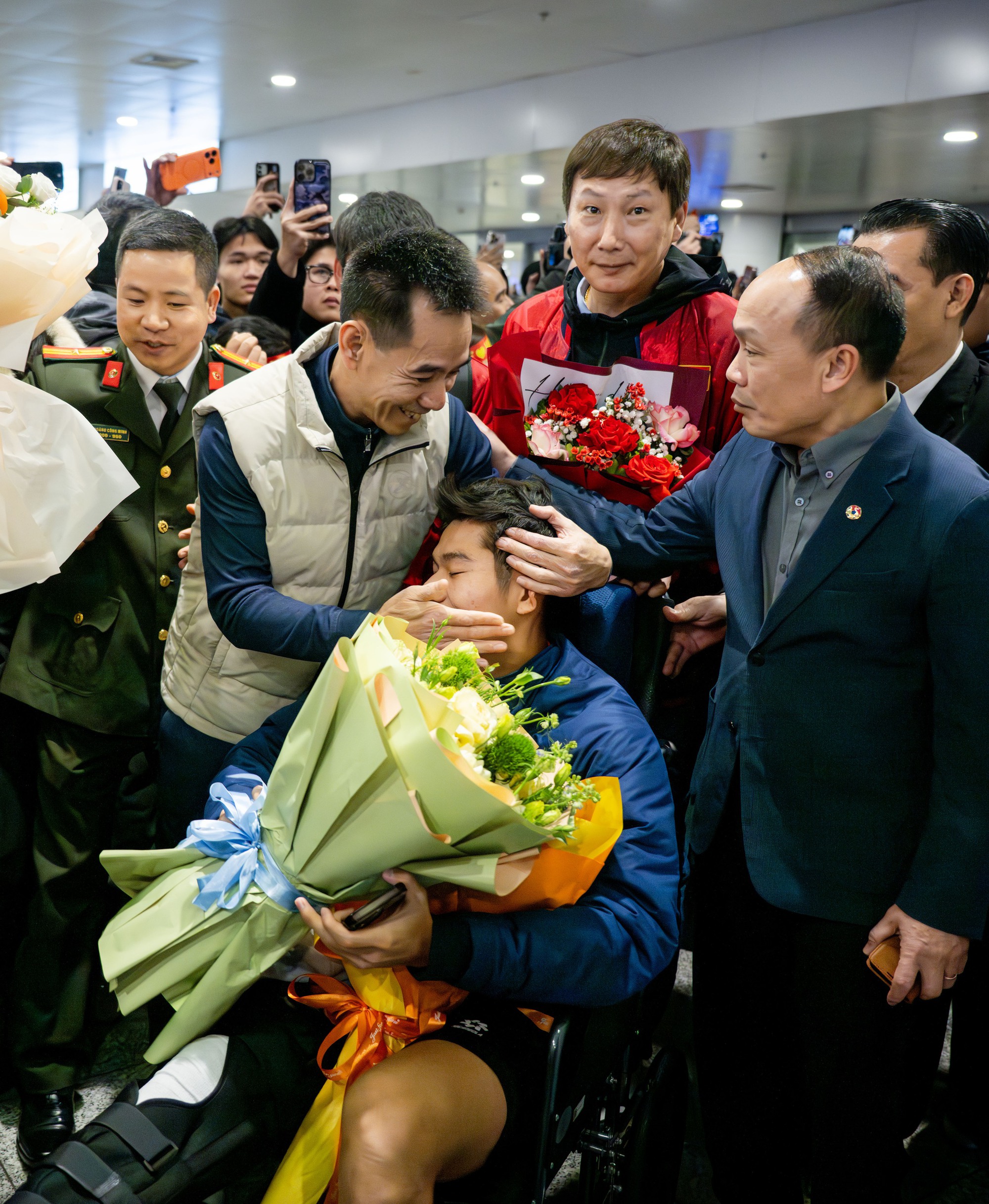 Thương Hiểu Minh U23 Việt Nam ngồi xe lăn về nước, bố mẹ thương con mắt rớm lệ