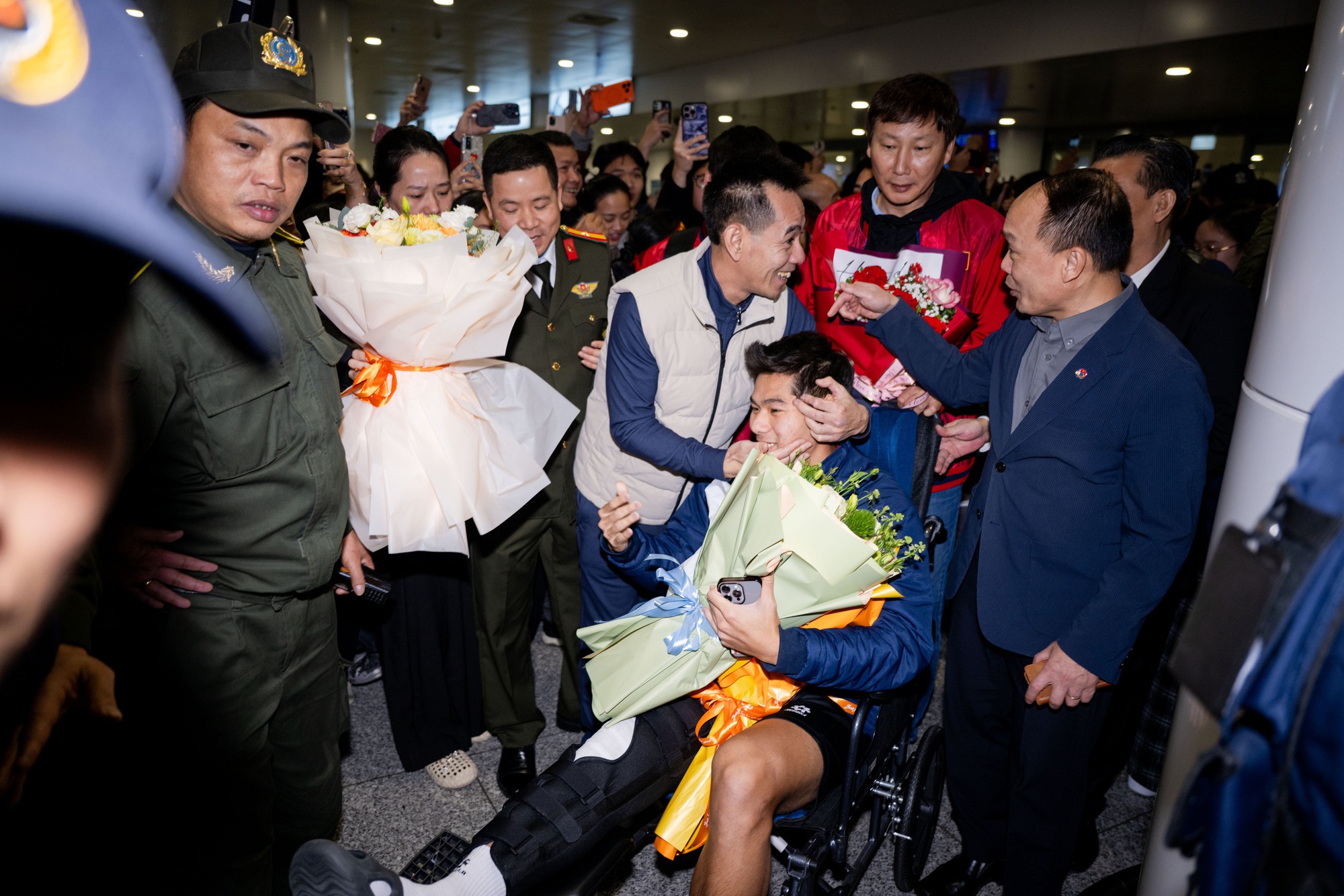 Thương Hiểu Minh U23 Việt Nam ngồi xe lăn về nước, bố mẹ thương con mắt rớm lệ