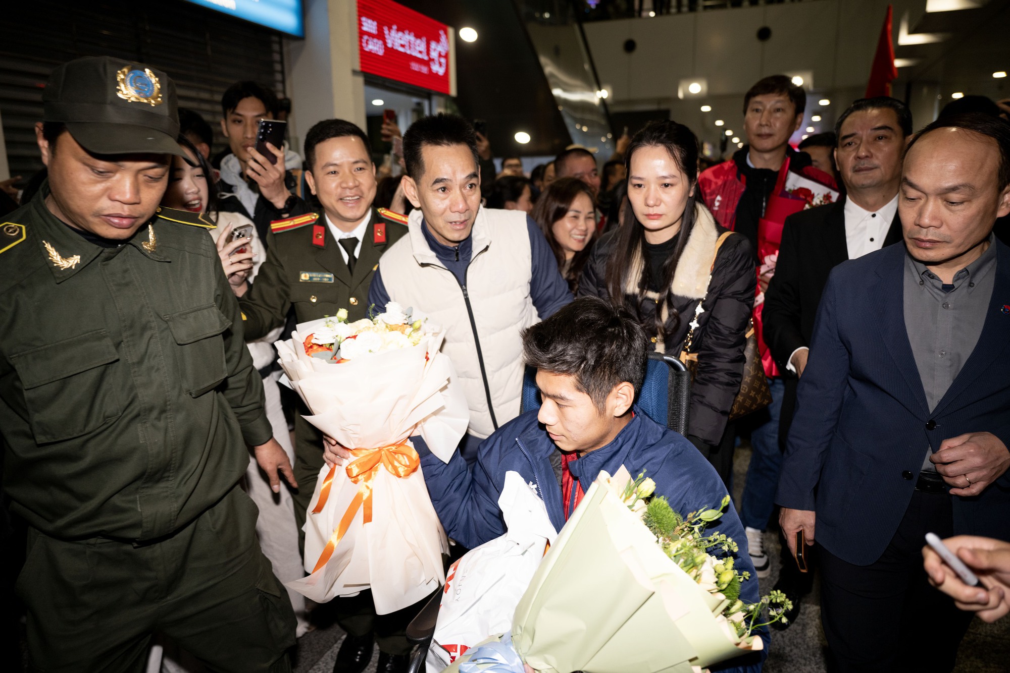 Thương Hiểu Minh U23 Việt Nam ngồi xe lăn về nước, bố mẹ thương con mắt rớm lệ