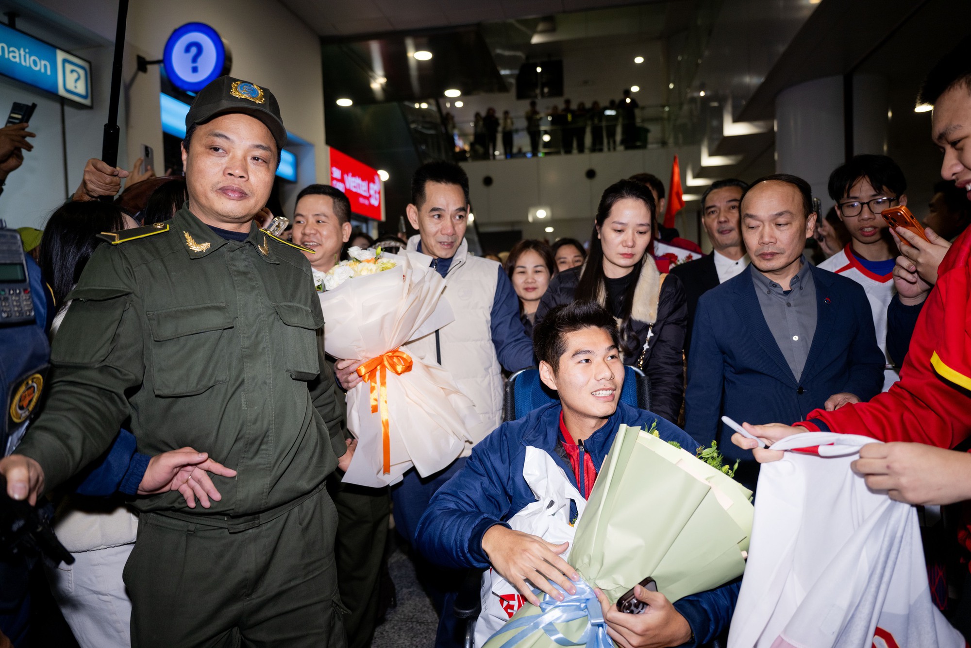 Thương Hiểu Minh U23 Việt Nam ngồi xe lăn về nước, bố mẹ thương con mắt rớm lệ