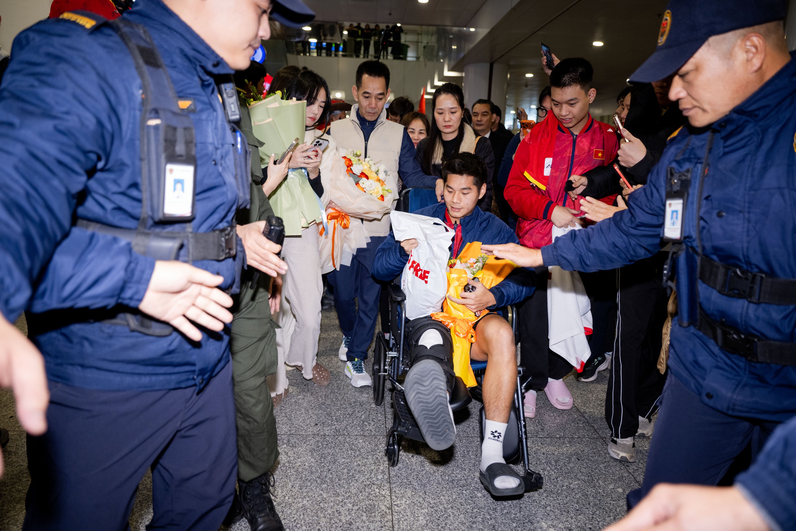 U23 Việt Nam mang HCĐ châu Á về nước: "Biển người" chào đón những "người hùng" thi đấu kiên cường