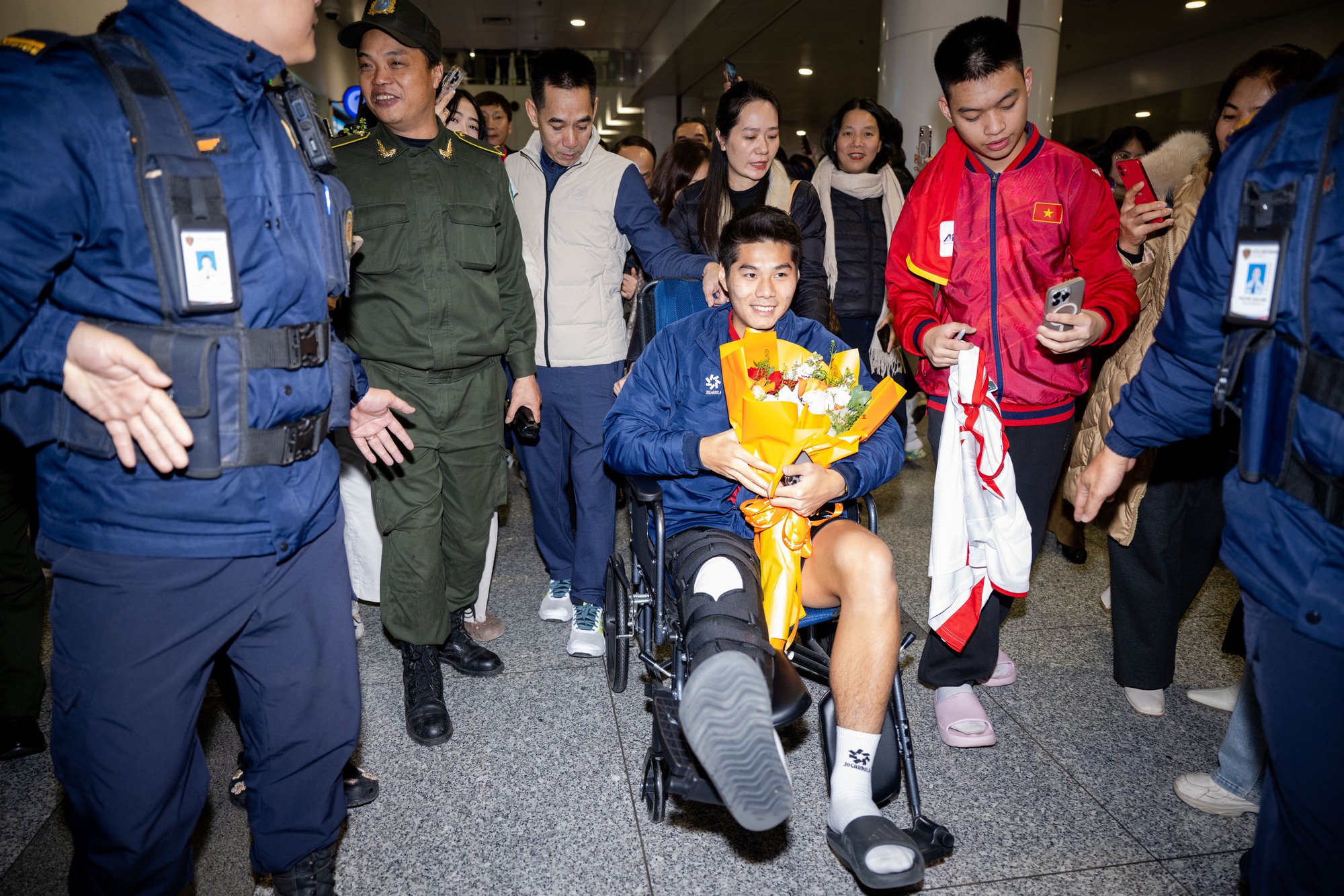 Thương Hiểu Minh U23 Việt Nam ngồi xe lăn về nước, bố mẹ thương con mắt rớm lệ