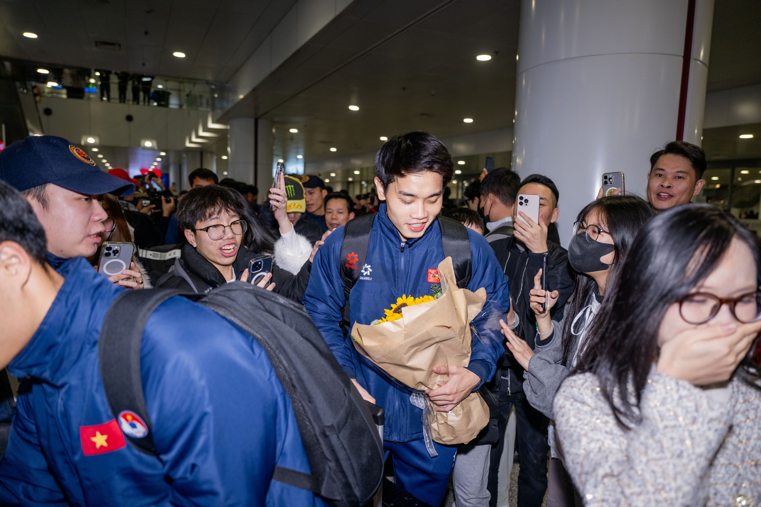 Mang 100 chiếc cam trạm tỷ đến đây để visual này cân tất: Đình Bắc vội chạy ra xe về quê thôi cũng giật "spotlight" Mang 100 chiếc cam trạm tỷ đến đây để visual này cân tất: Đình Bắc vội chạy ra xe về quê thôi cũng giật "spotlight"