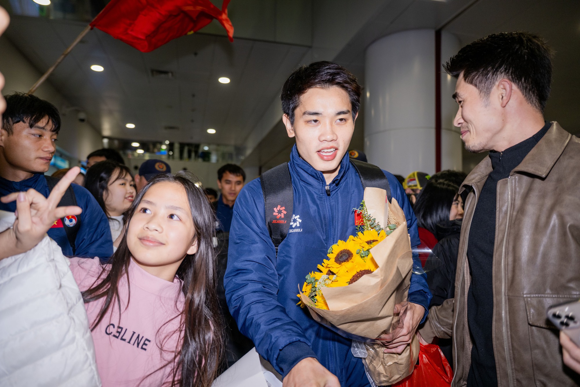 Mang 100 chiếc cam trạm tỷ đến đây để visual này cân tất: Đình Bắc vội chạy ra xe về quê thôi cũng giật "spotlight" Mang 100 chiếc cam trạm tỷ đến đây để visual này cân tất: Đình Bắc vội chạy ra xe về quê thôi cũng giật "spotlight"