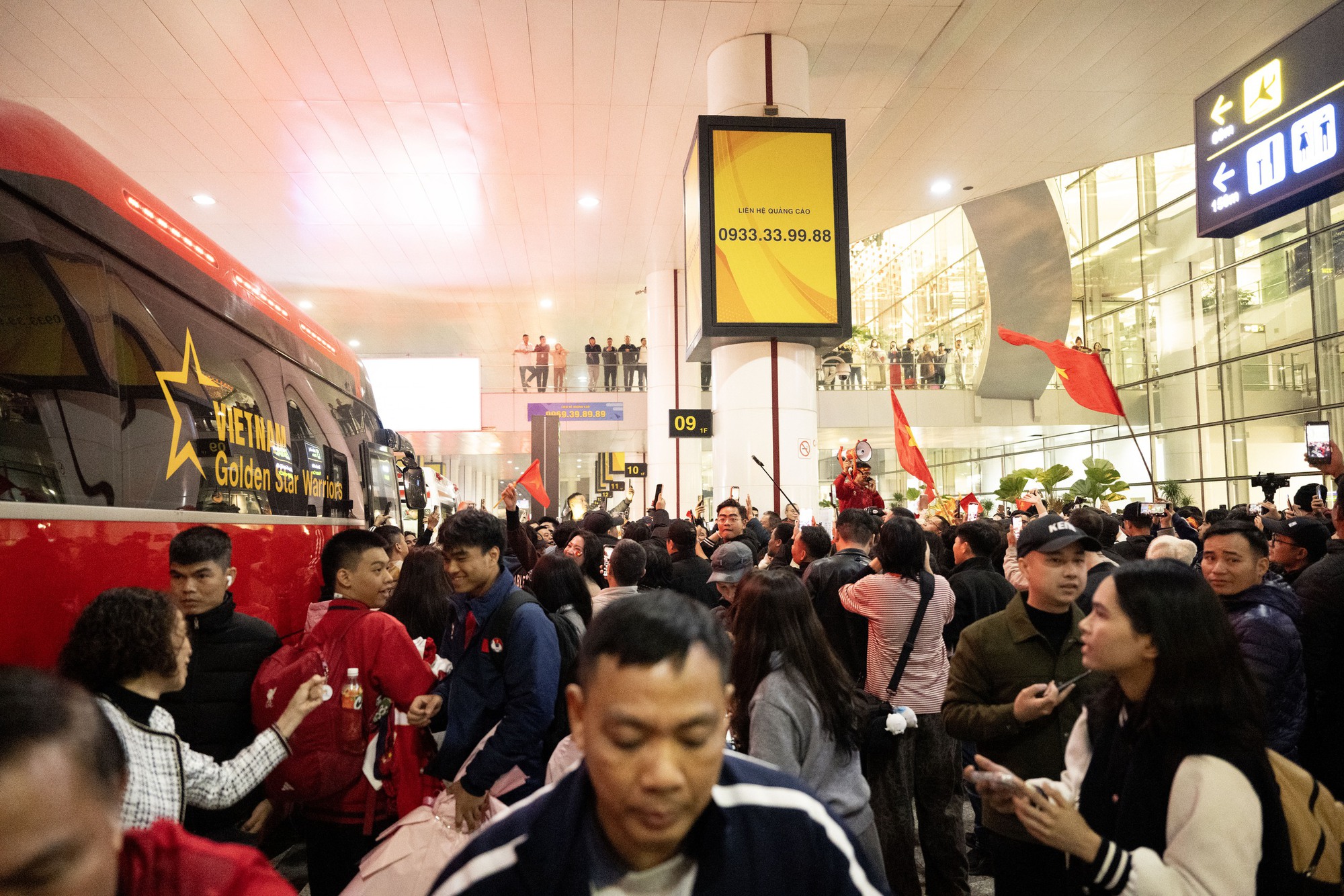 Thương Hiểu Minh U23 Việt Nam ngồi xe lăn về nước, bố mẹ thương con mắt rớm lệ