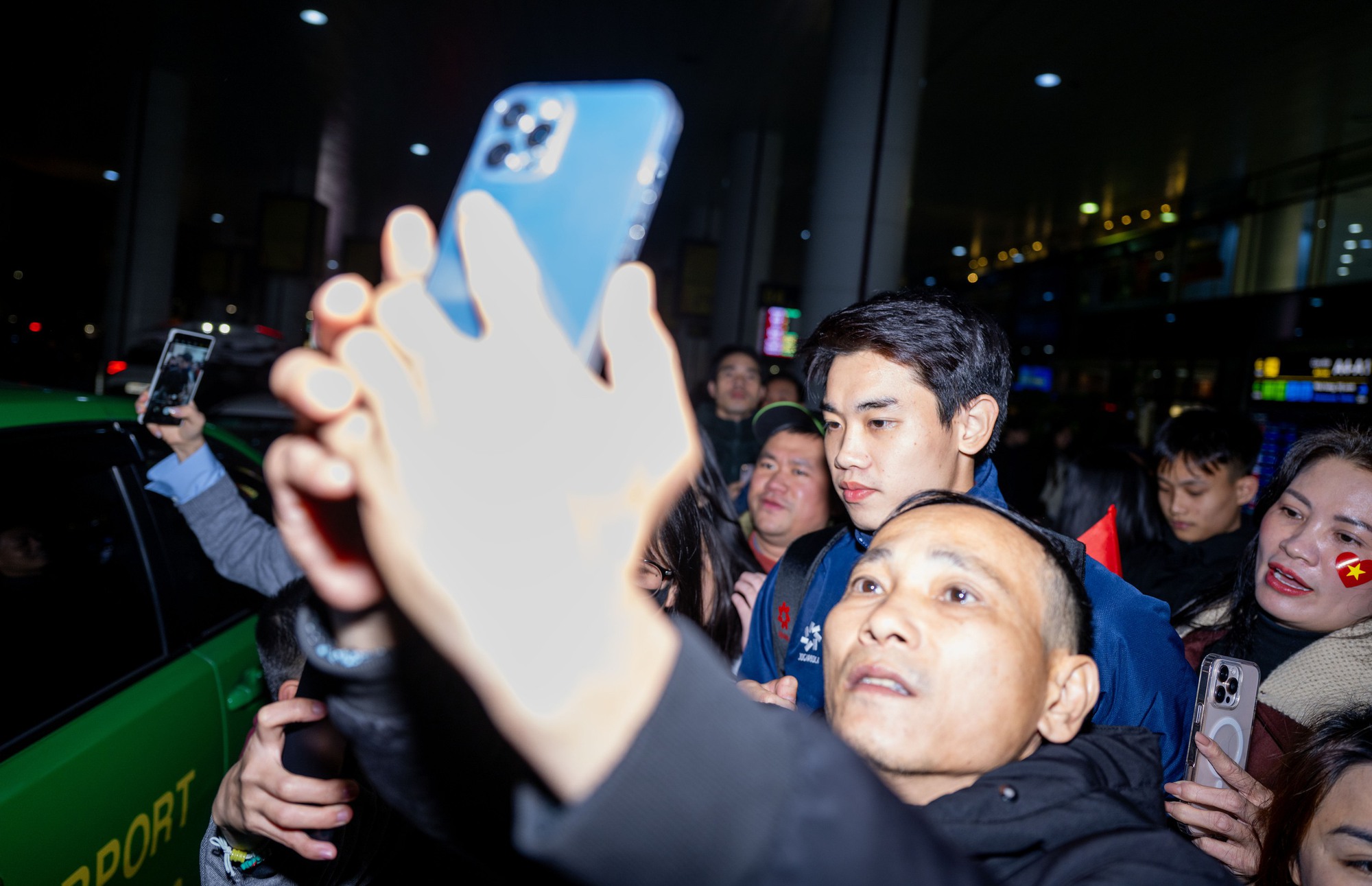 Mang 100 chiếc cam trạm tỷ đến đây để visual này cân tất: Đình Bắc vội chạy ra xe về quê thôi cũng giật "spotlight" Mang 100 chiếc cam trạm tỷ đến đây để visual này cân tất: Đình Bắc vội chạy ra xe về quê thôi cũng giật "spotlight"