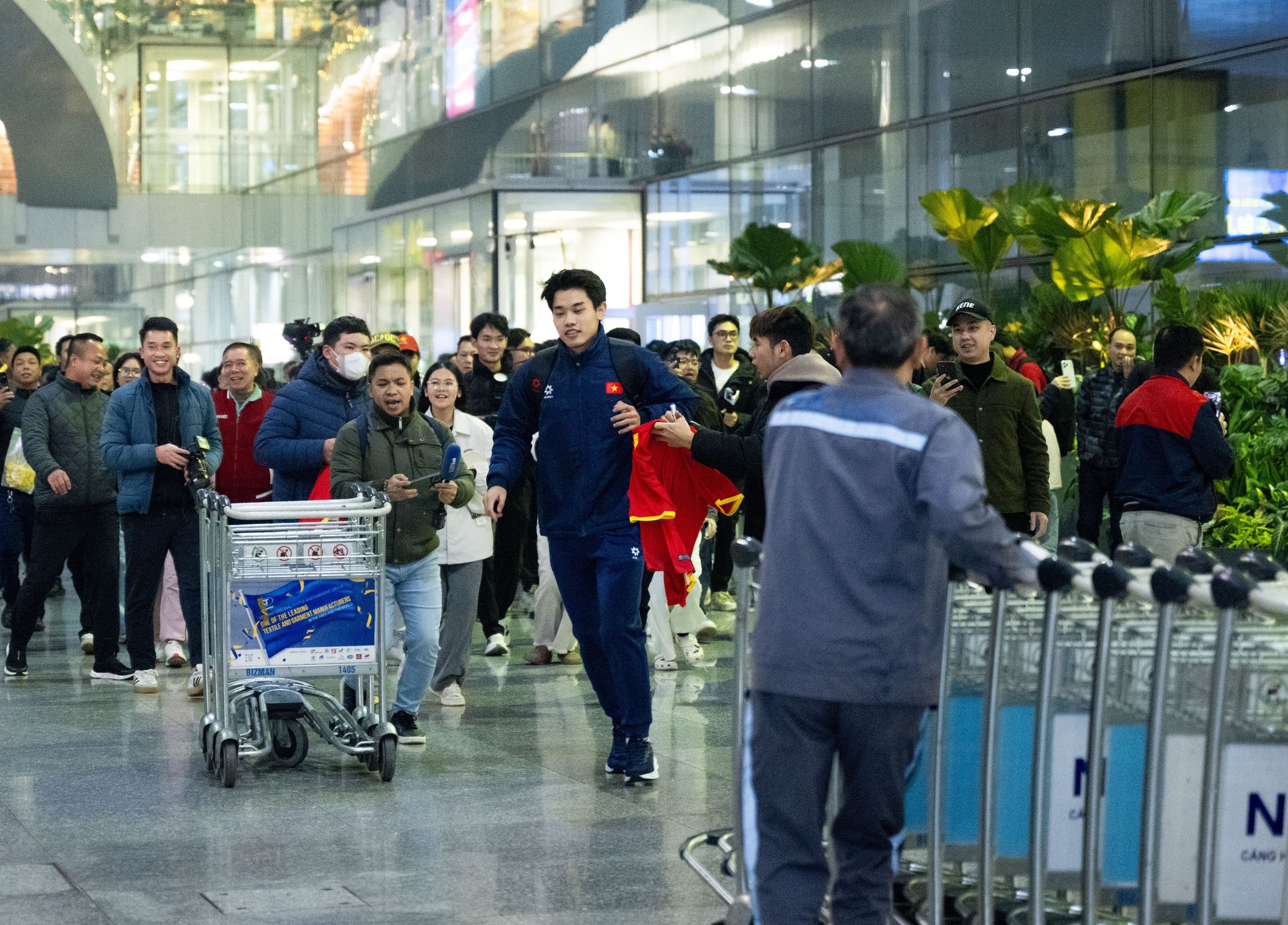 Mang 100 chiếc cam trạm tỷ đến đây để visual này cân tất: Đình Bắc vội chạy ra xe về quê thôi cũng giật "spotlight" Mang 100 chiếc cam trạm tỷ đến đây để visual này cân tất: Đình Bắc vội chạy ra xe về quê thôi cũng giật "spotlight"