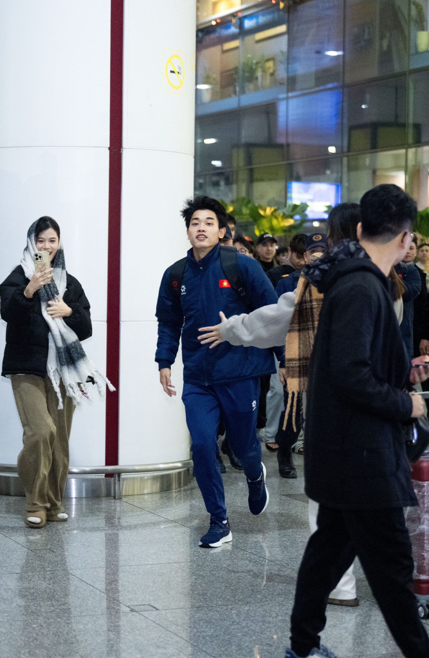 Mang 100 chiếc cam trạm tỷ đến đây để visual này cân tất: Đình Bắc vội chạy ra xe về quê thôi cũng giật "spotlight" Mang 100 chiếc cam trạm tỷ đến đây để visual này cân tất: Đình Bắc vội chạy ra xe về quê thôi cũng giật "spotlight"