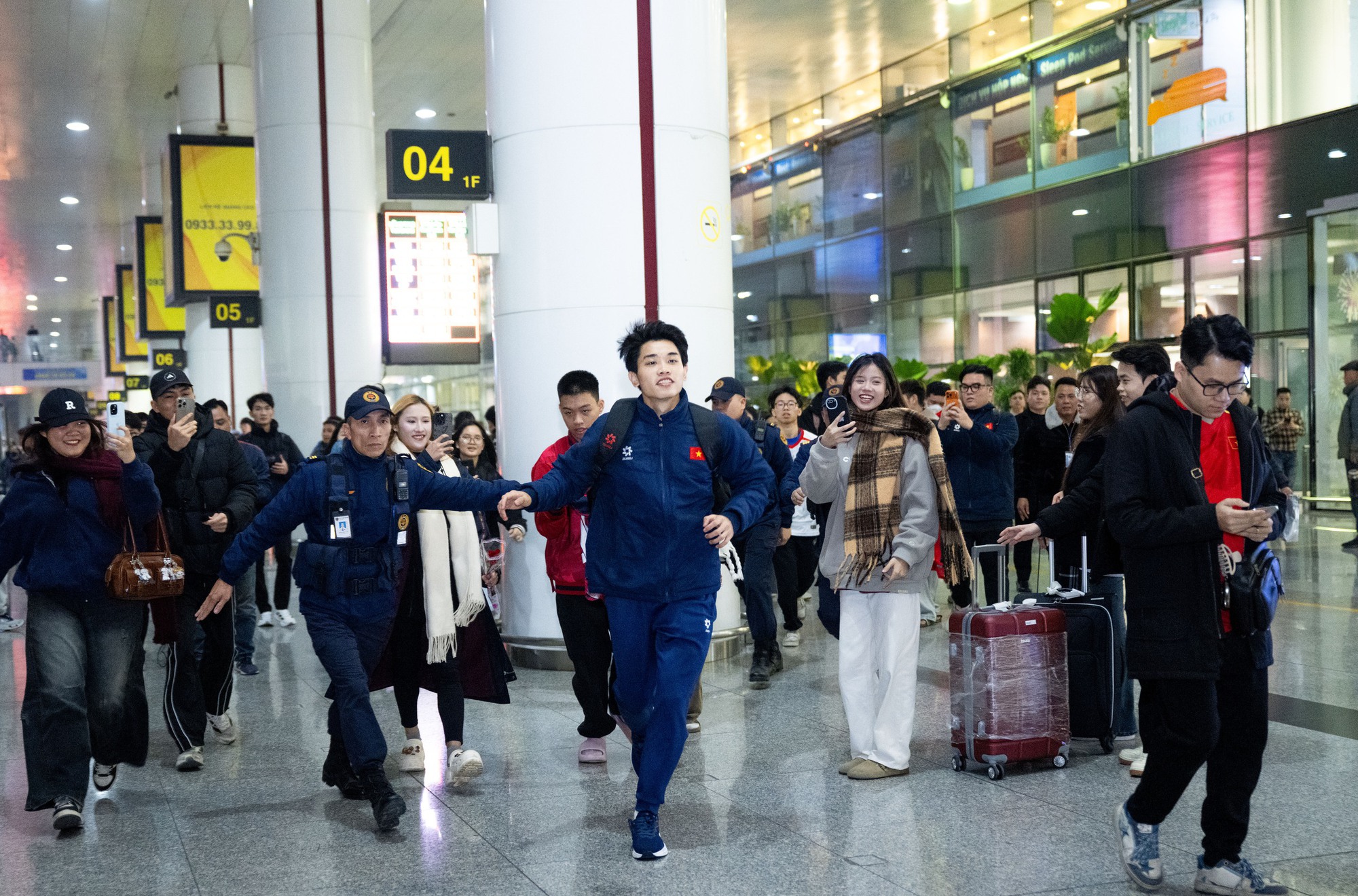 Mang 100 chiếc cam trạm tỷ đến đây để visual này cân tất: Đình Bắc vội chạy ra xe về quê thôi cũng giật spotlight