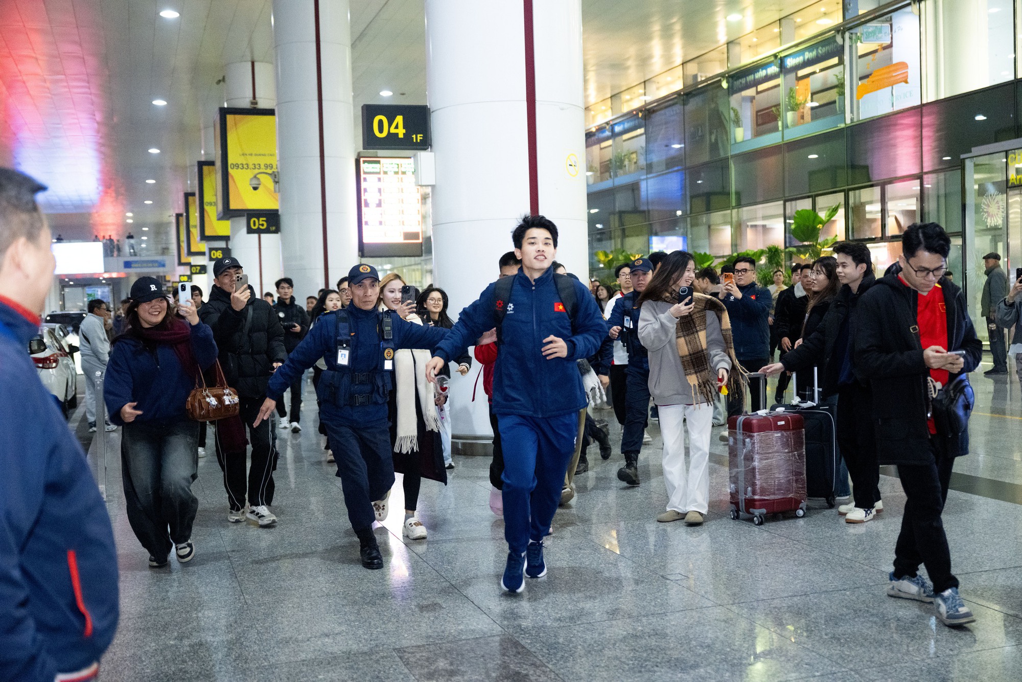 Mang 100 chiếc cam trạm tỷ đến đây để visual này cân tất: Đình Bắc vội chạy ra xe về quê thôi cũng giật spotlight