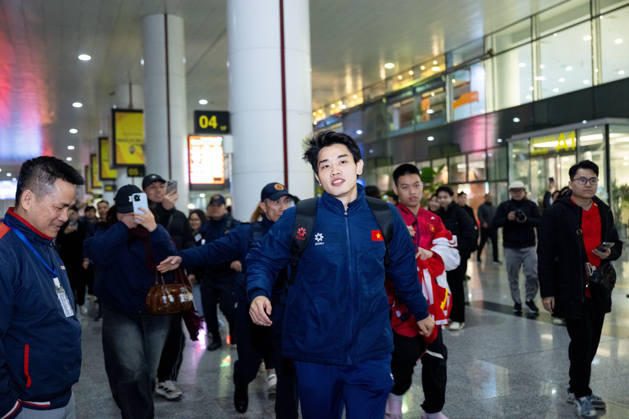 Mang 100 chiếc cam trạm tỷ đến đây để visual này cân tất: Đình Bắc vội chạy ra xe về quê thôi cũng giật "spotlight" Mang 100 chiếc cam trạm tỷ đến đây để visual này cân tất: Đình Bắc vội chạy ra xe về quê thôi cũng giật "spotlight"