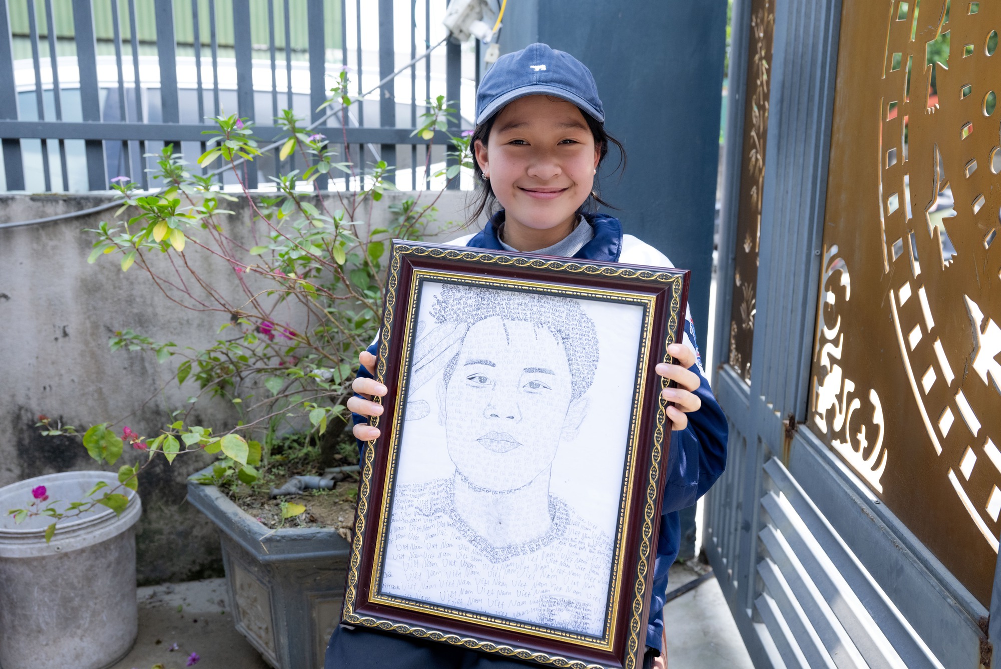 Người hâm mộ vượt 30km đội nắng chờ đợi hàng giờ, quyết không về khi chưa gặp Đình Bắc tại quê nhà Yên Trung