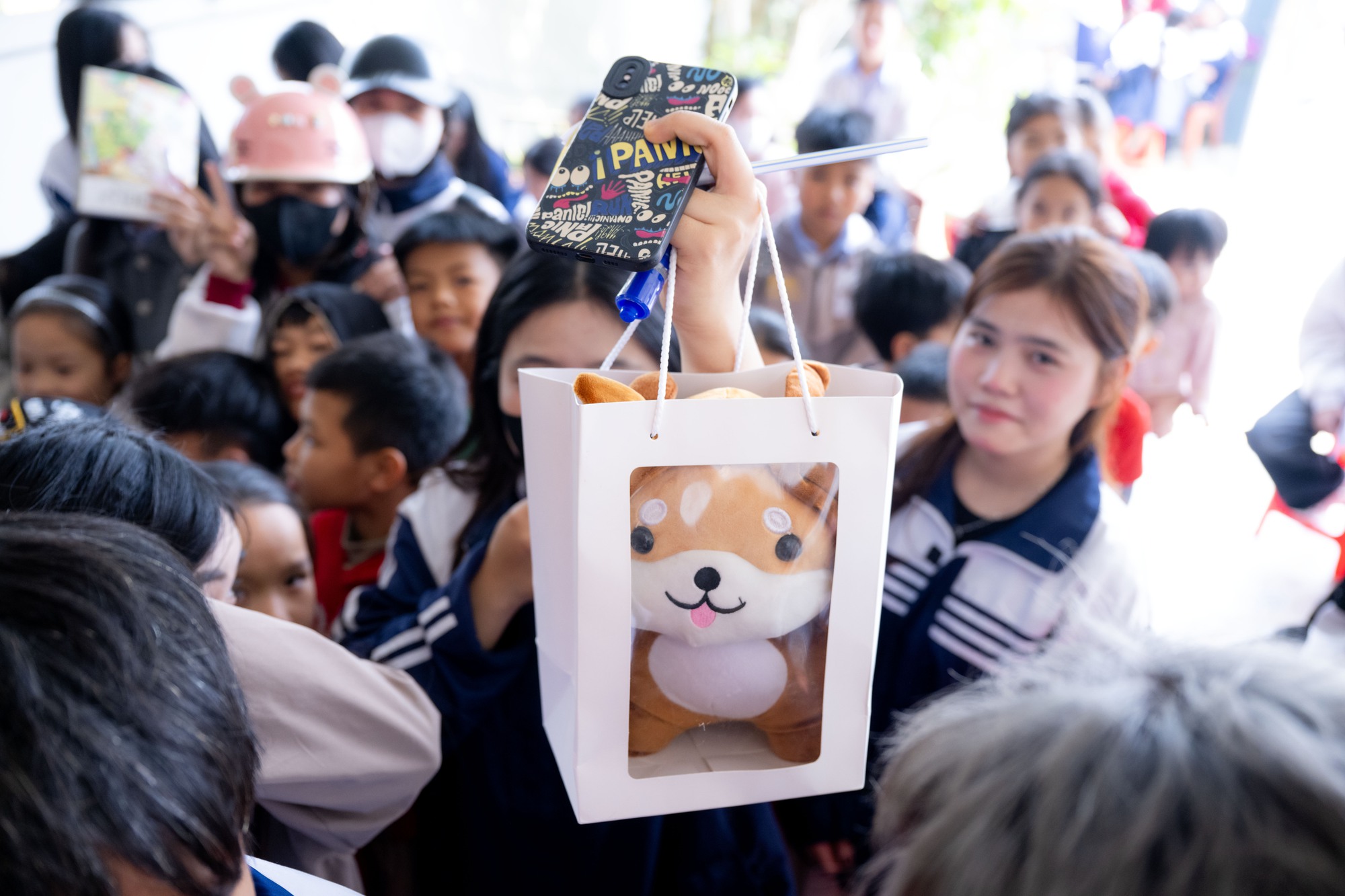 Người hâm mộ vượt 30km đội nắng chờ đợi hàng giờ, quyết không về khi chưa gặp Đình Bắc tại quê nhà Yên Trung