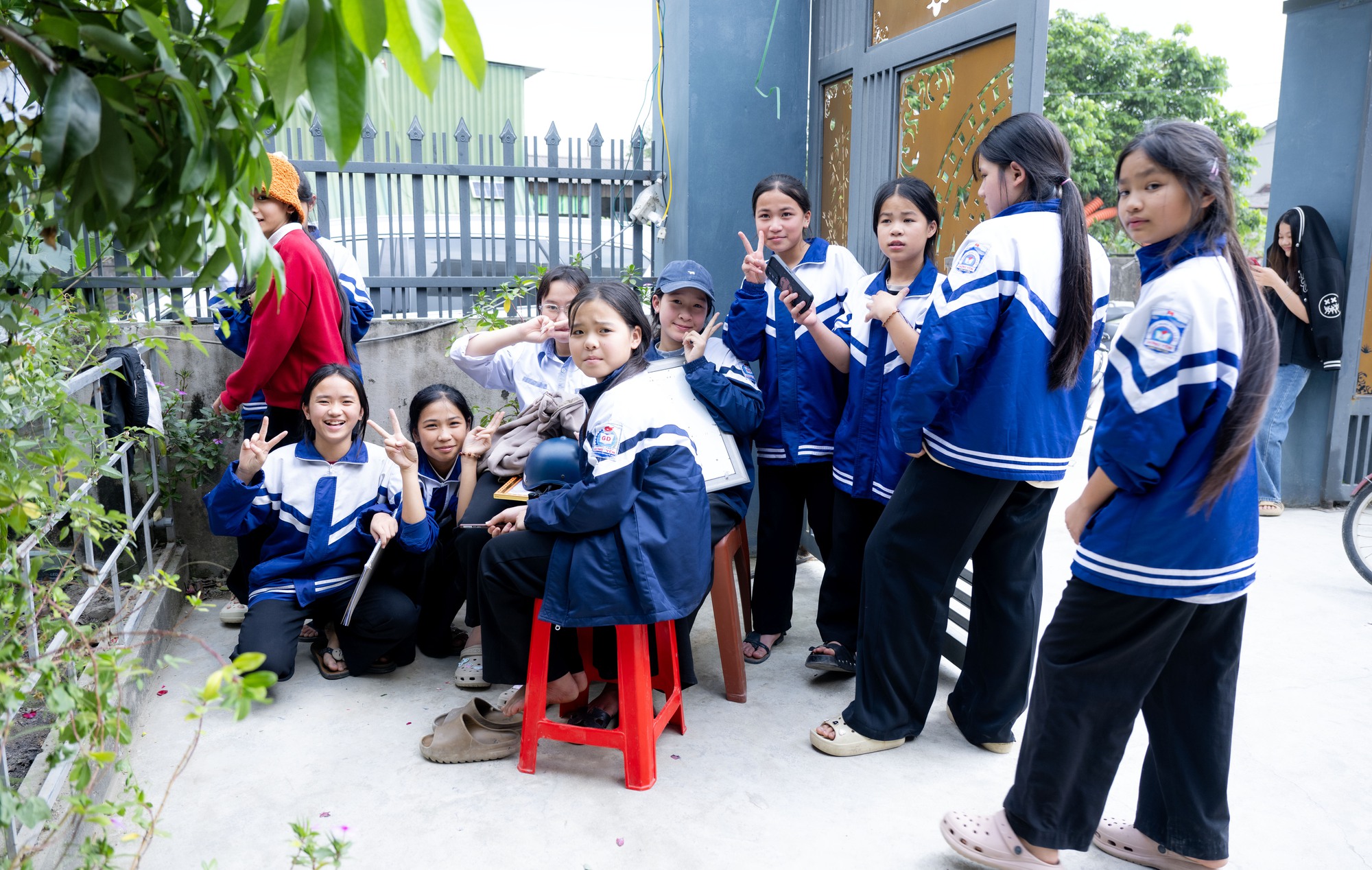 Người hâm mộ vượt 30km đội nắng chờ đợi hàng giờ, quyết không về khi chưa gặp Đình Bắc tại quê nhà Yên Trung