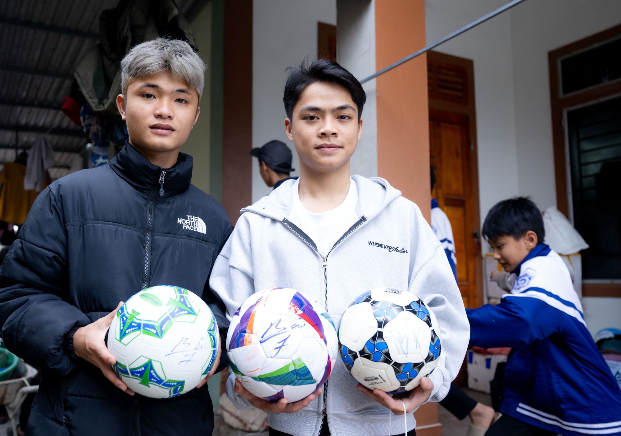 Người hâm mộ vượt 30km đội nắng chờ đợi hàng giờ, quyết không về khi chưa gặp Đình Bắc tại quê nhà Yên Trung