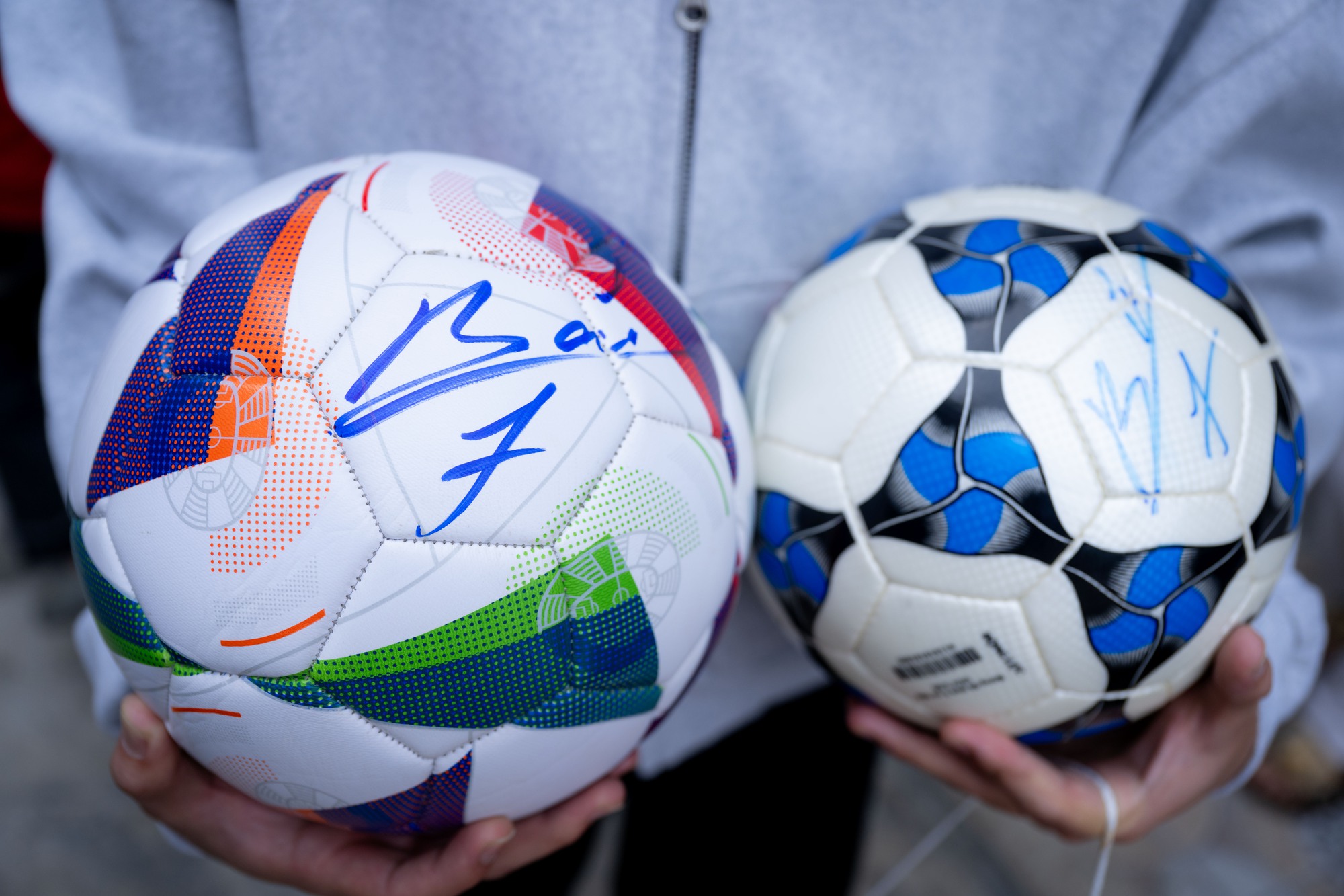 Người hâm mộ vượt 30km đội nắng chờ đợi hàng giờ, quyết không về khi chưa gặp Đình Bắc tại quê nhà Yên Trung