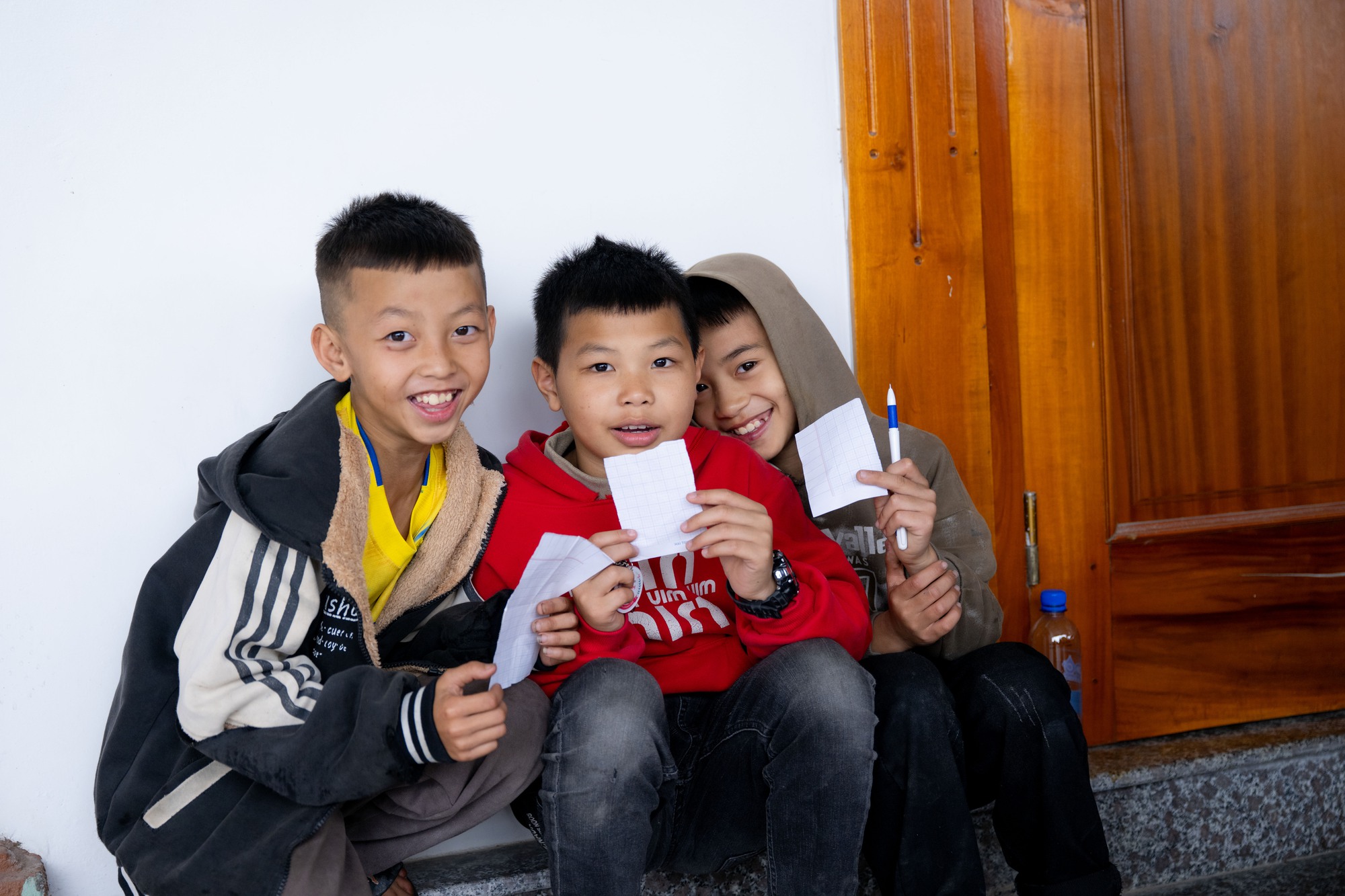 Người hâm mộ vượt 30km đội nắng chờ đợi hàng giờ, quyết không về khi chưa gặp Đình Bắc tại quê nhà Yên Trung