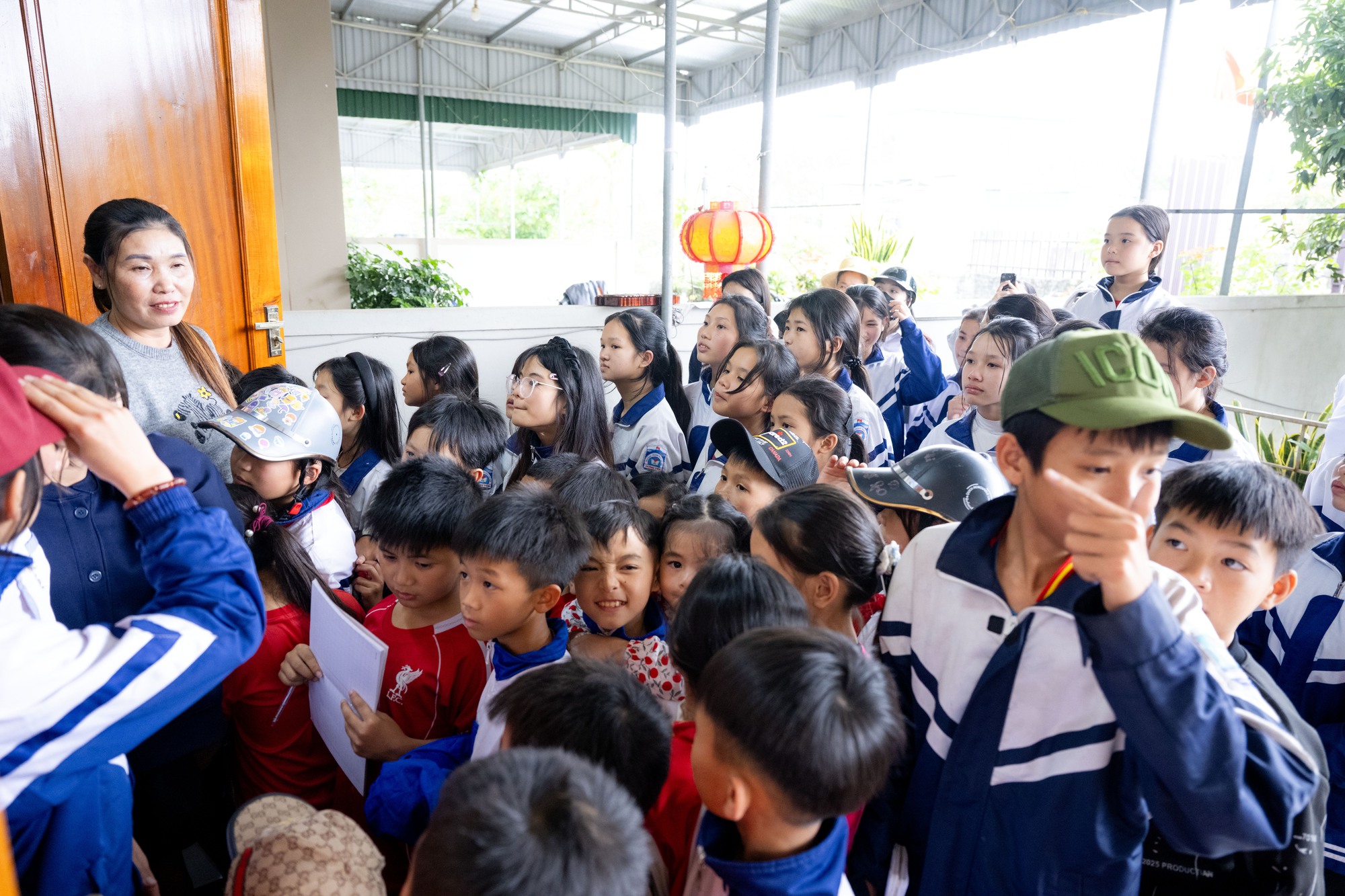 Người hâm mộ vượt 30km đội nắng chờ đợi hàng giờ, quyết không về khi chưa gặp Đình Bắc tại quê nhà Yên Trung