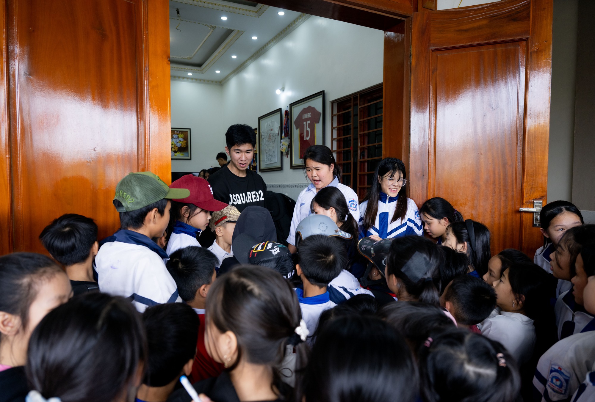 Người hâm mộ vượt 30km đội nắng chờ đợi hàng giờ, quyết không về khi chưa gặp Đình Bắc tại quê nhà Yên Trung