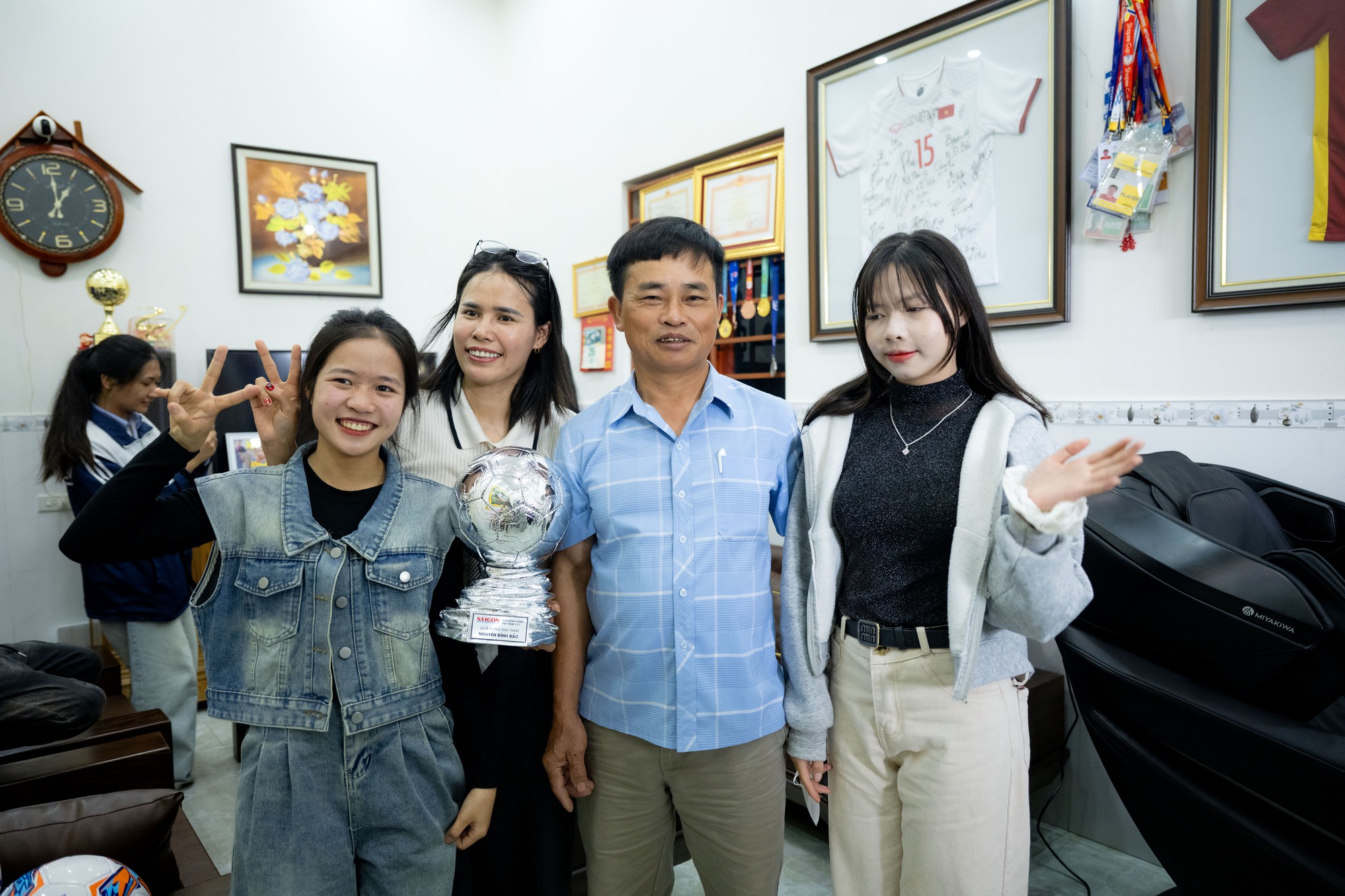 Người hâm mộ vượt 30km đội nắng chờ đợi hàng giờ, quyết không về khi chưa gặp Đình Bắc tại quê nhà Yên Trung