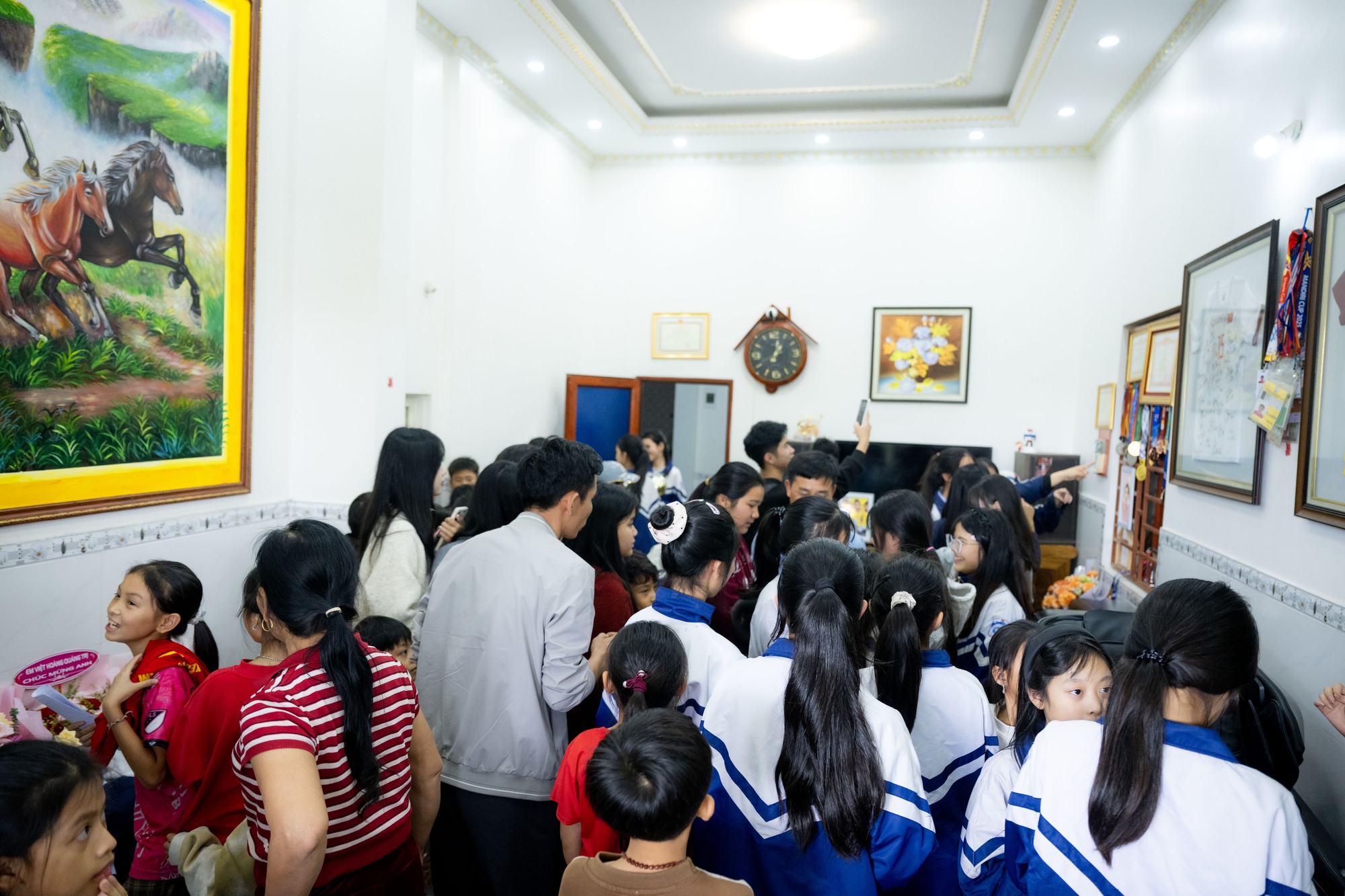 Người hâm mộ vượt 30km đội nắng chờ đợi hàng giờ, quyết không về khi chưa gặp Đình Bắc tại quê nhà Yên Trung