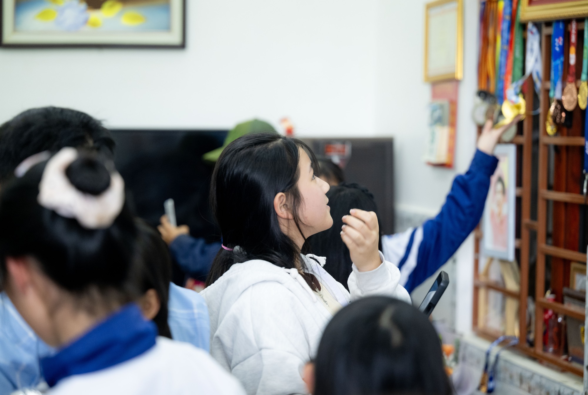 Người hâm mộ vượt 30km đội nắng chờ đợi hàng giờ, quyết không về khi chưa gặp Đình Bắc tại quê nhà Yên Trung