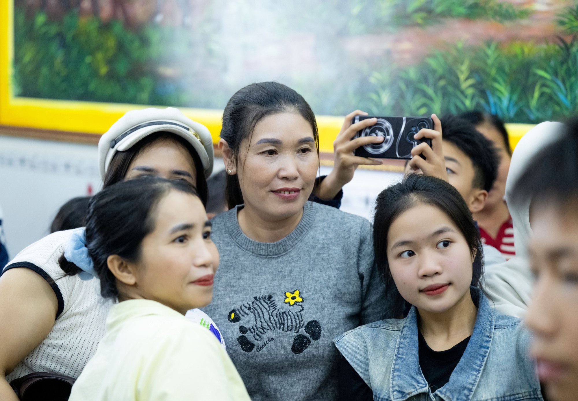 Người hâm mộ vượt 30km đội nắng chờ đợi hàng giờ, quyết không về khi chưa gặp Đình Bắc tại quê nhà Yên Trung