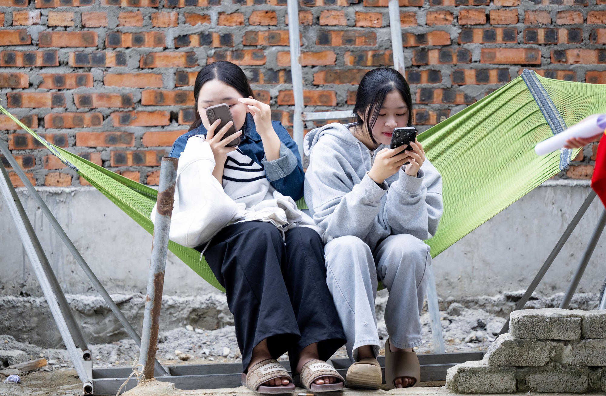 Người hâm mộ vượt 30km đội nắng chờ đợi hàng giờ, quyết không về khi chưa gặp Đình Bắc tại quê nhà Yên Trung