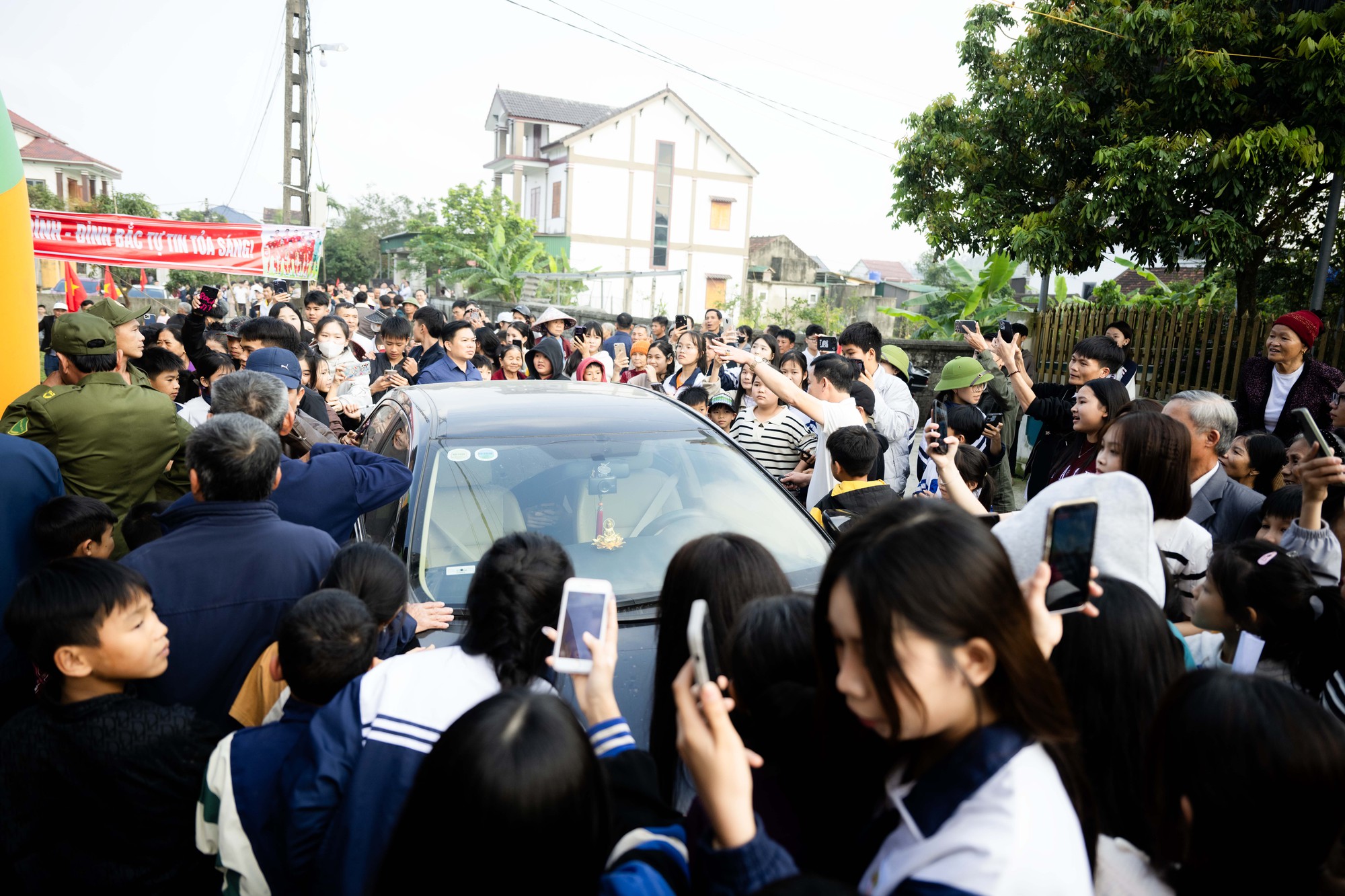 Ngay lúc này: 180 mâm là chưa đủ, tiệc mừng Đình Bắc đông kín người từ đầu làng tới cuối xóm