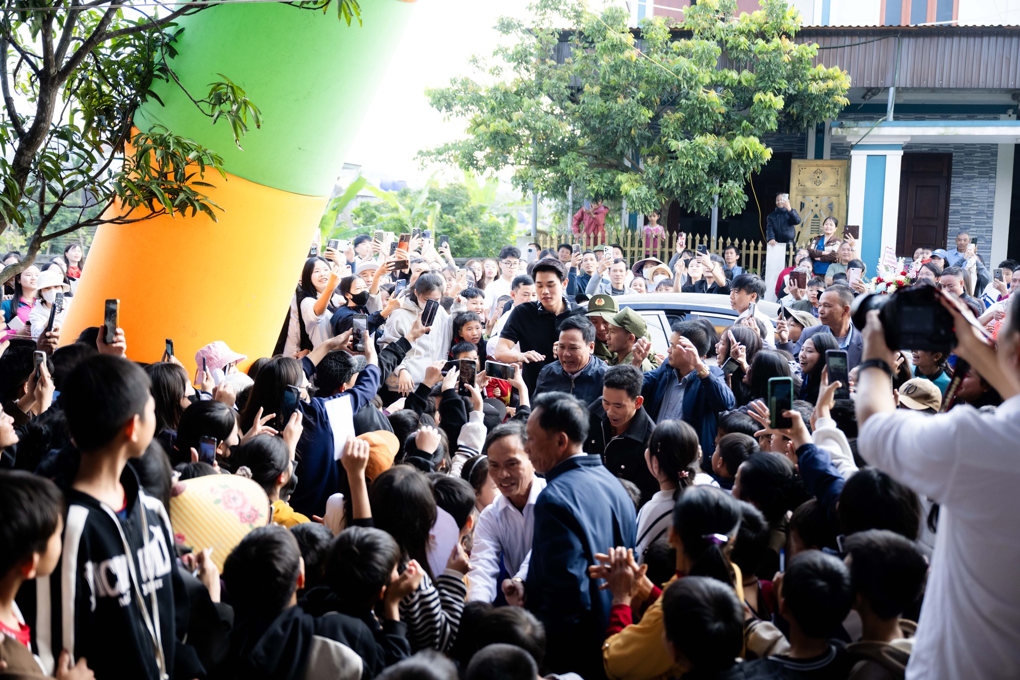 Ngay lúc này: 180 mâm là chưa đủ, tiệc mừng Đình Bắc đông kín người từ đầu làng tới cuối xóm