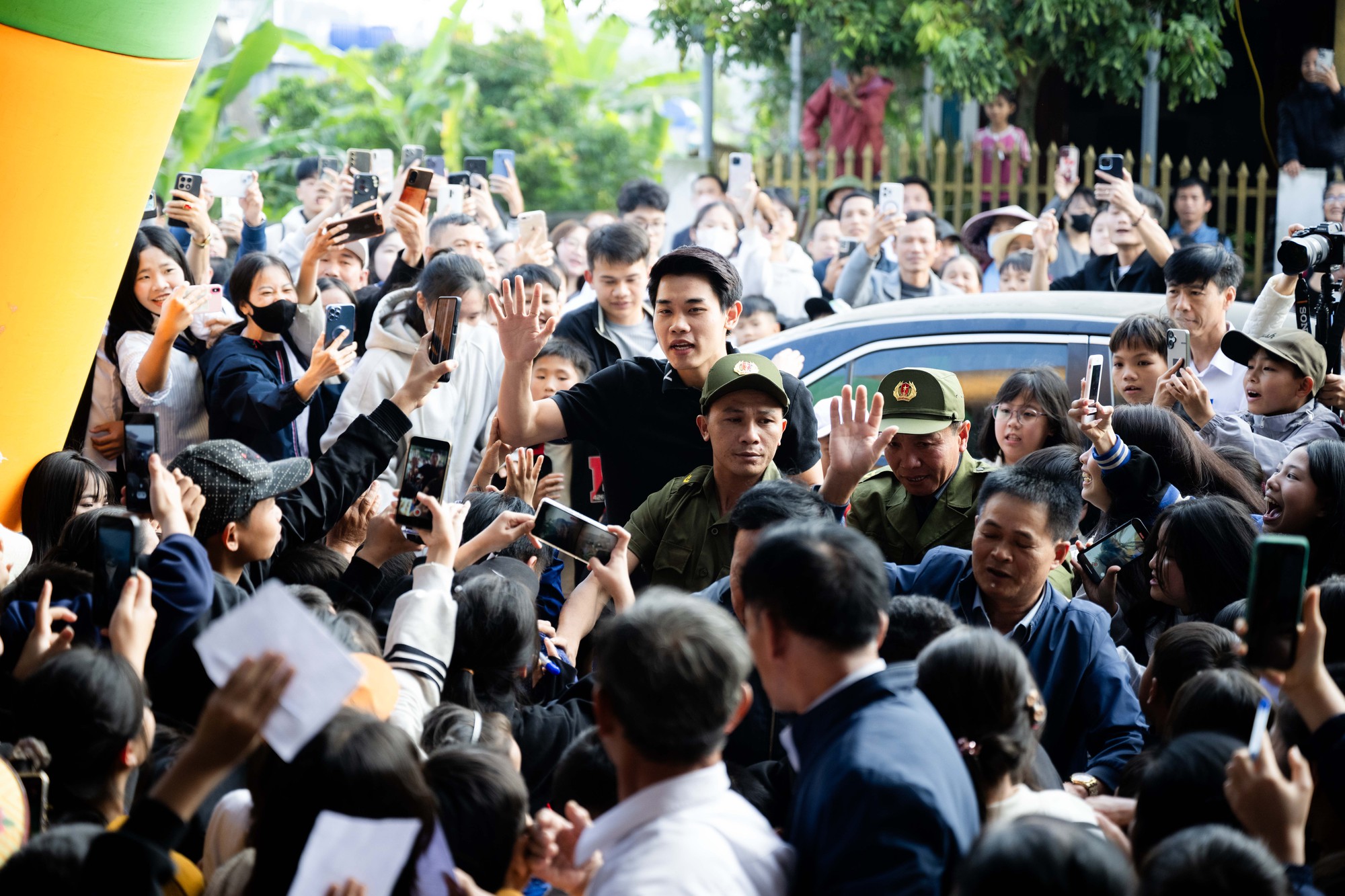 Ngay lúc này: 180 mâm là chưa đủ, tiệc mừng Đình Bắc đông kín người từ đầu làng tới cuối xóm