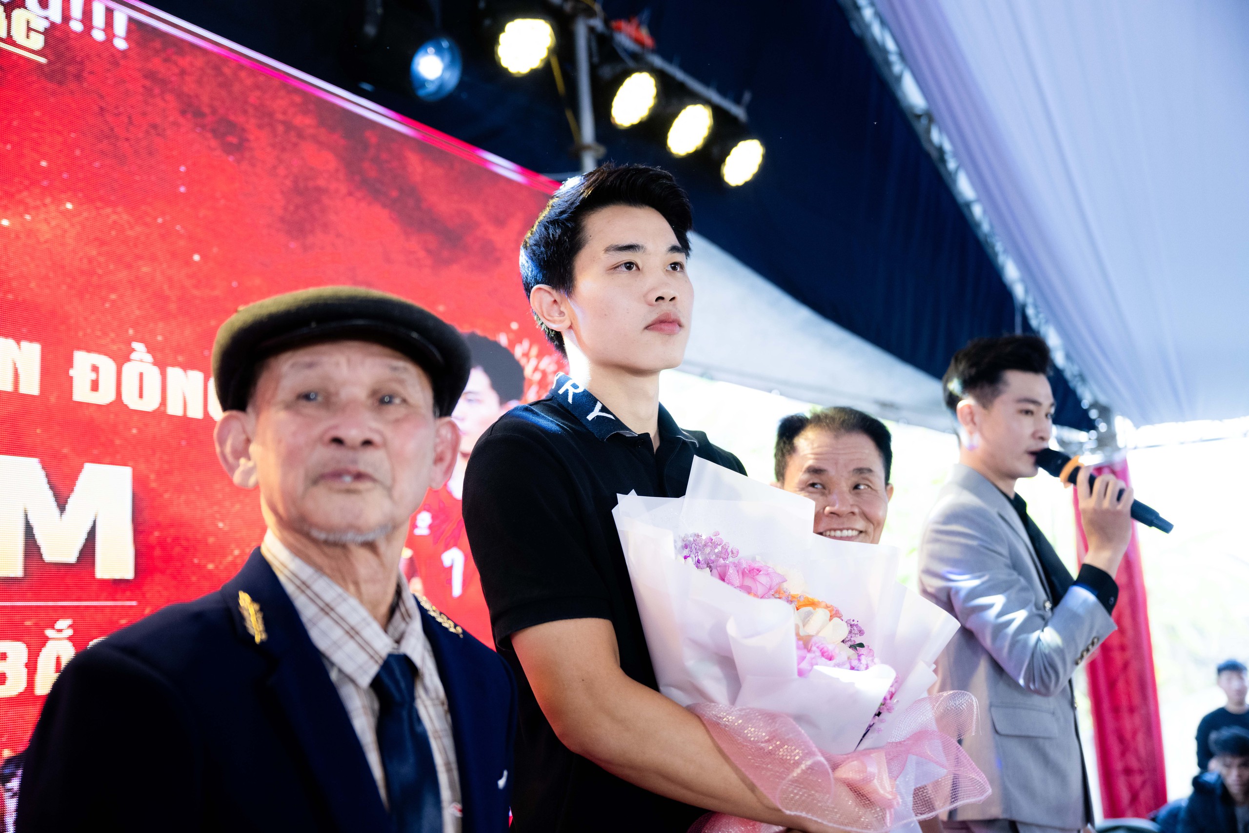 Ngay lúc này: 180 mâm là chưa đủ, tiệc mừng Đình Bắc đông kín người từ đầu làng tới cuối xóm