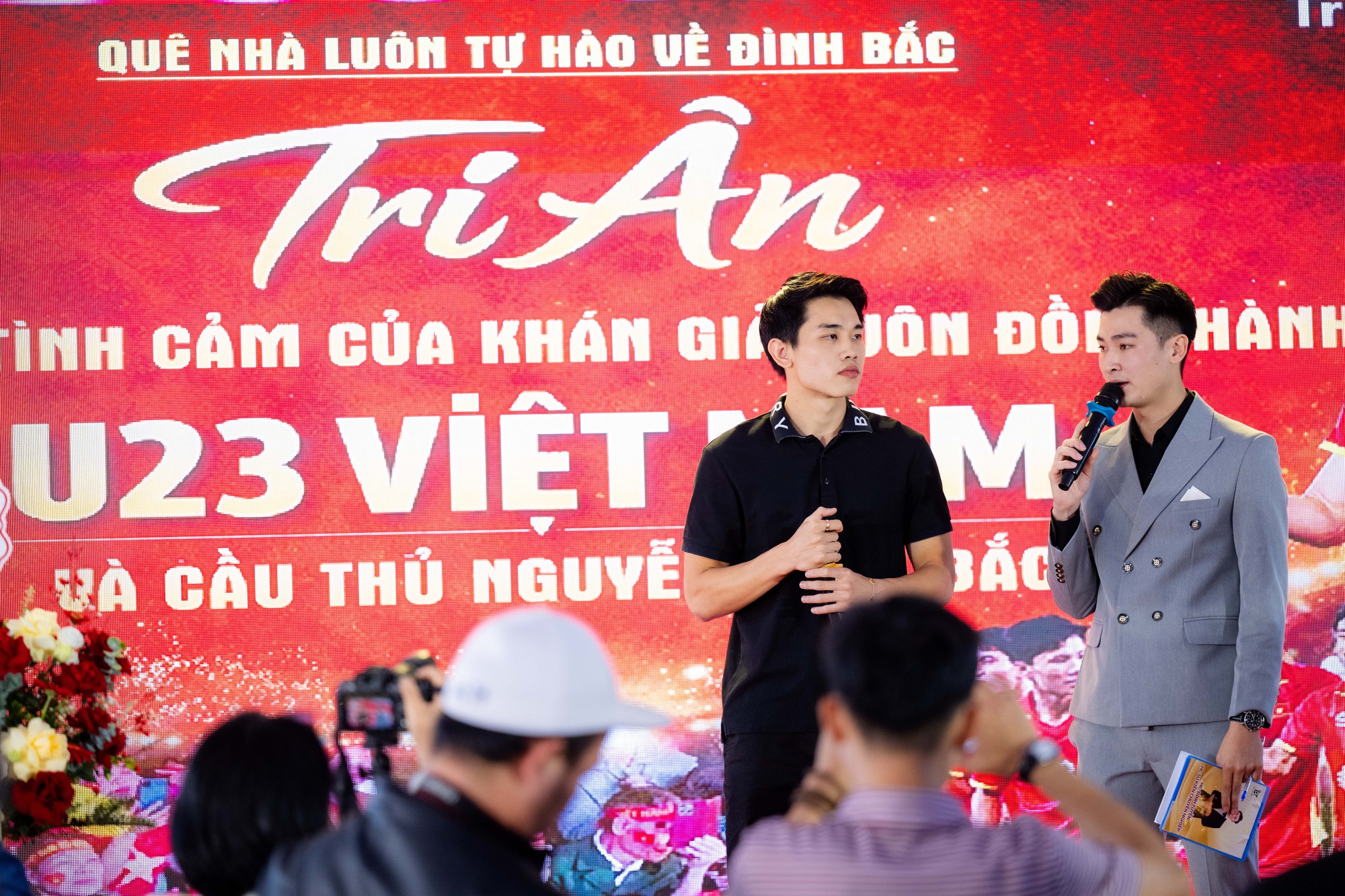 Ngay lúc này: 180 mâm là chưa đủ, tiệc mừng Đình Bắc đông kín người từ đầu làng tới cuối xóm