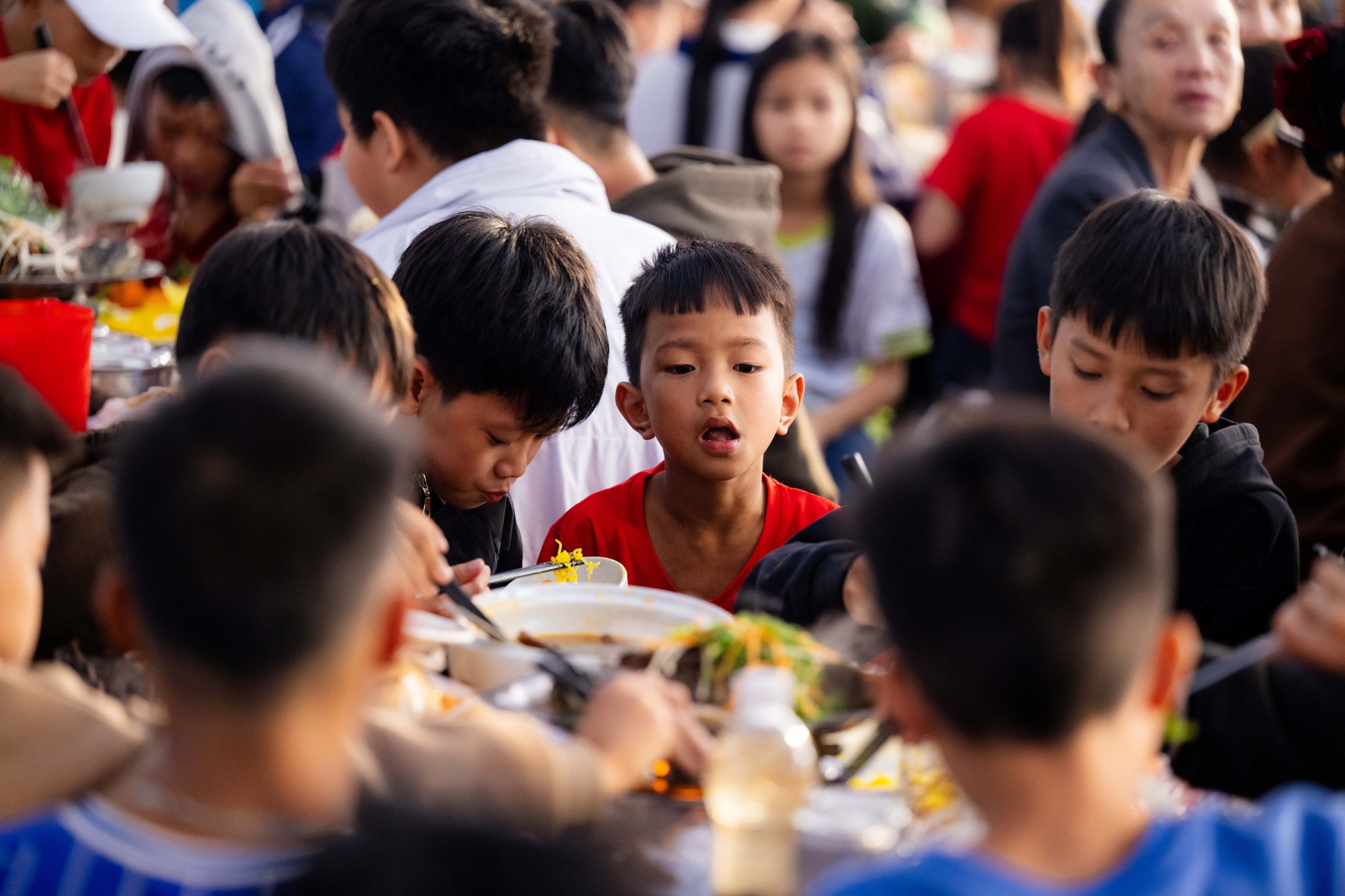 Ngay lúc này: 180 mâm là chưa đủ, tiệc mừng Đình Bắc đông kín người từ đầu làng tới cuối xóm