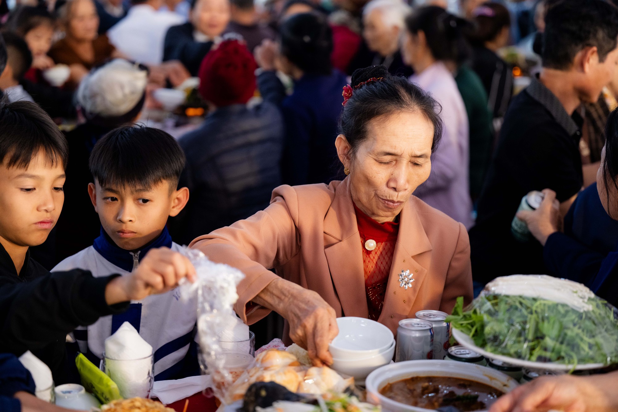 Ngay lúc này: 180 mâm là chưa đủ, tiệc mừng Đình Bắc đông kín người từ đầu làng tới cuối xóm