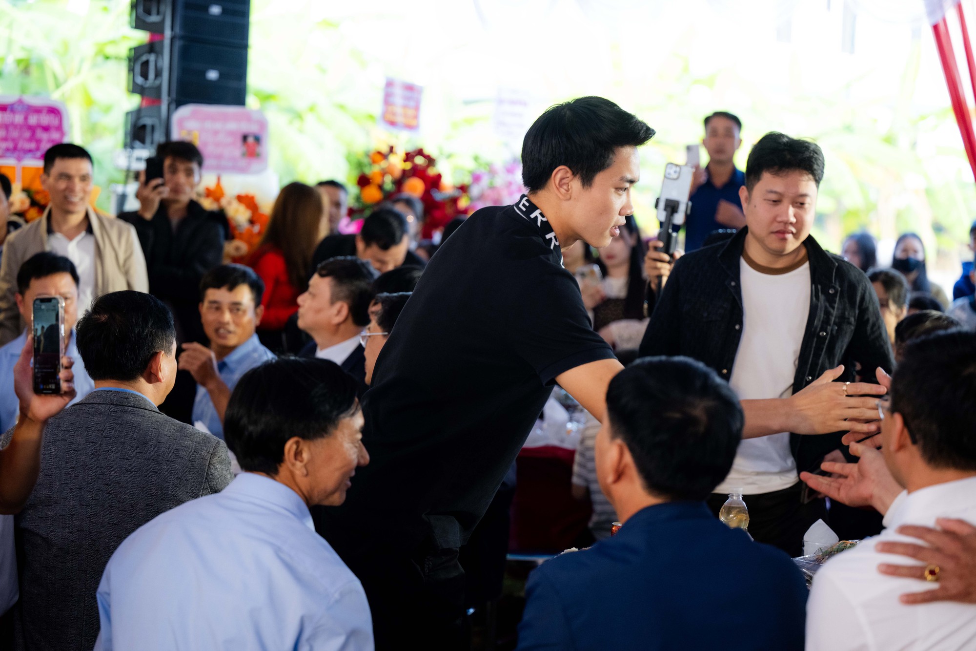 Ngay lúc này: 180 mâm là chưa đủ, tiệc mừng Đình Bắc đông kín người từ đầu làng tới cuối xóm