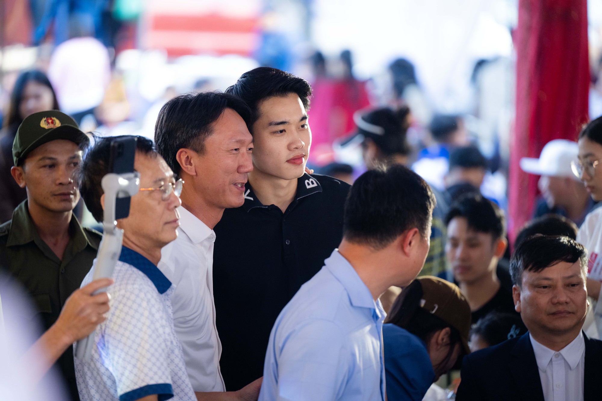 Ngay lúc này: 180 mâm là chưa đủ, tiệc mừng Đình Bắc đông kín người từ đầu làng tới cuối xóm