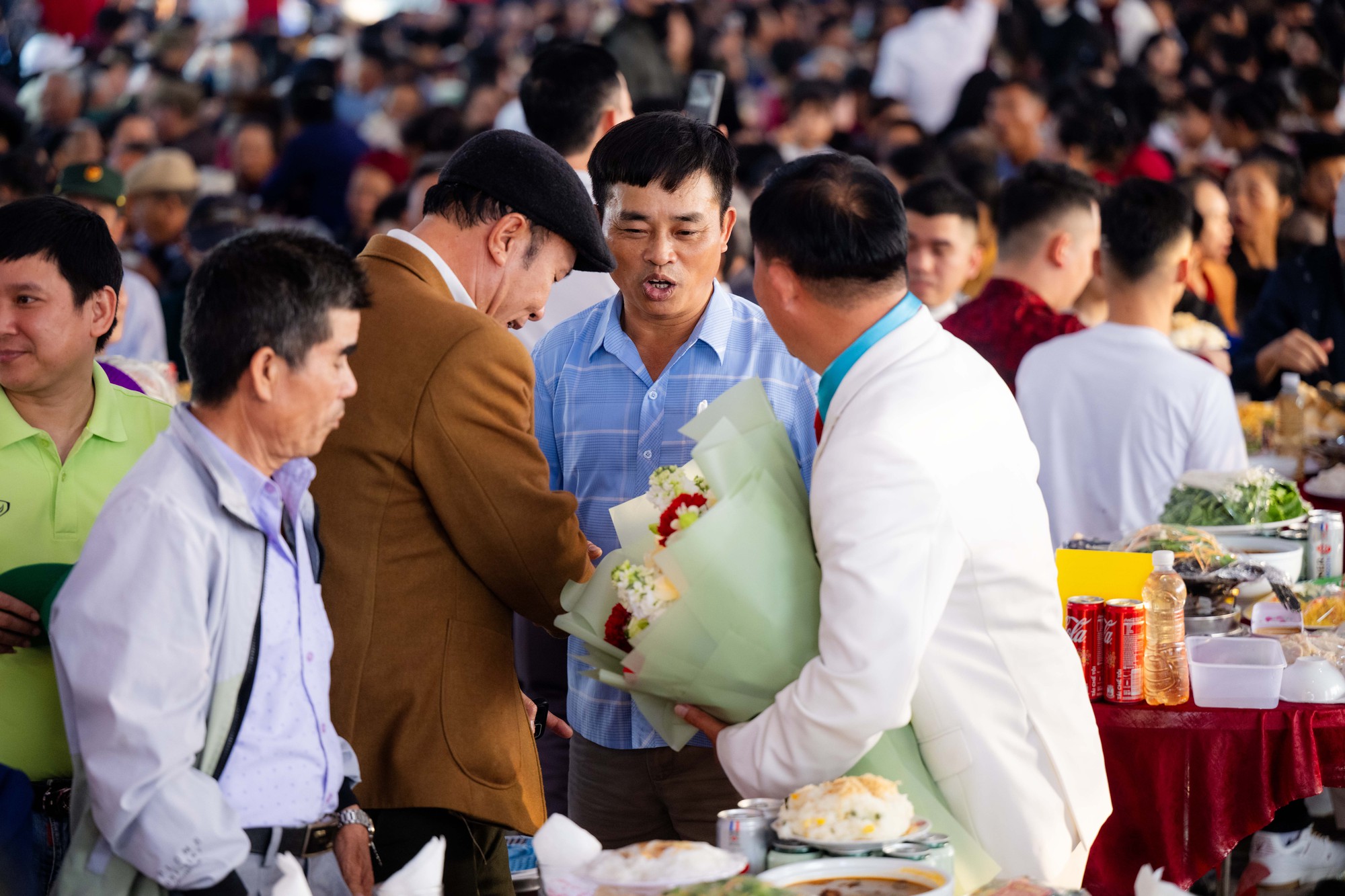 Ngay lúc này: 180 mâm là chưa đủ, tiệc mừng Đình Bắc đông kín người từ đầu làng tới cuối xóm