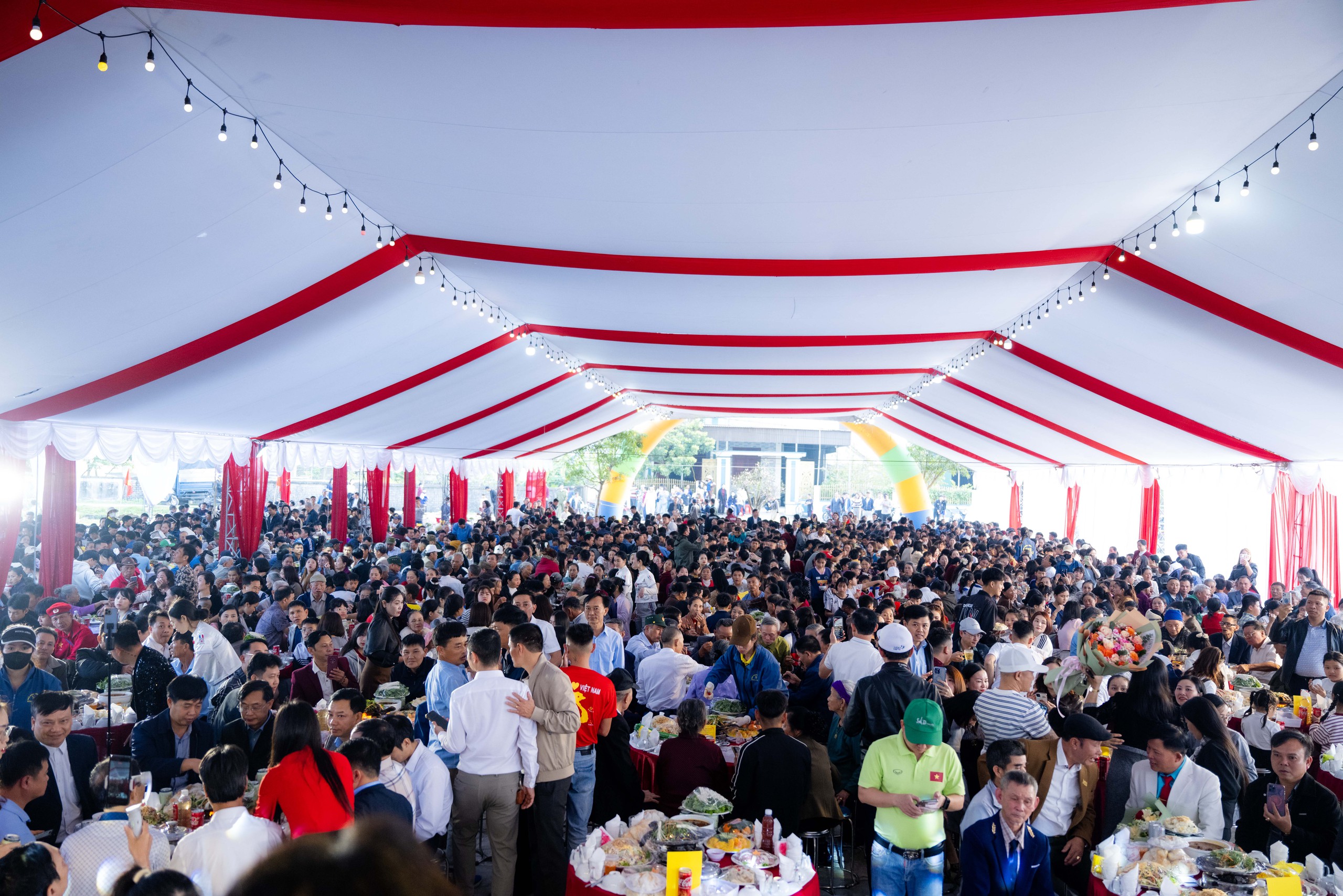 Ngay lúc này: 180 mâm là chưa đủ, tiệc mừng Đình Bắc đông kín người từ đầu làng tới cuối xóm