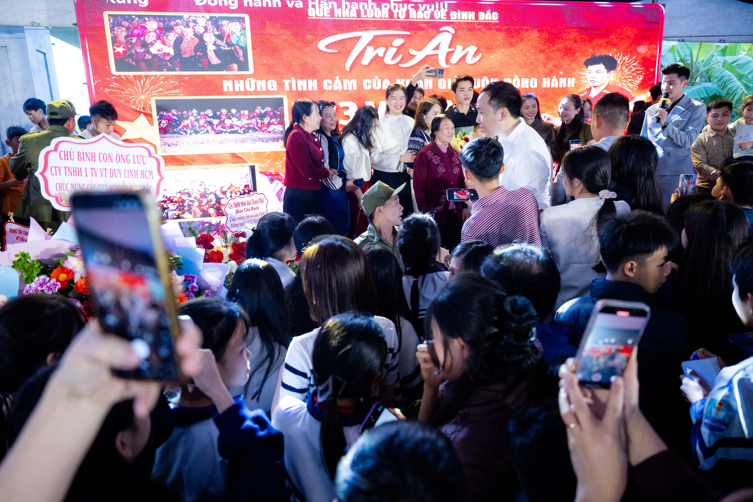 Ngay lúc này: 180 mâm là chưa đủ, tiệc mừng Đình Bắc đông kín người từ đầu làng tới cuối xóm