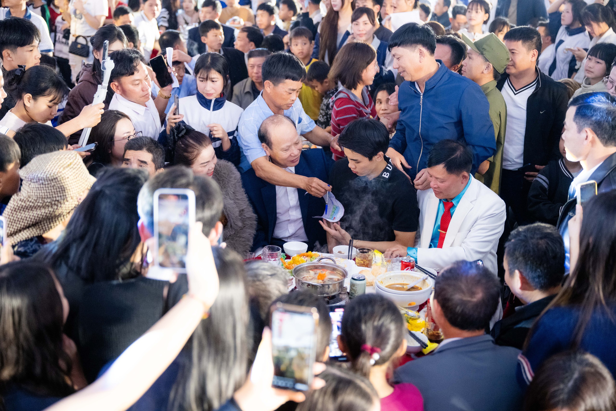 Ngay lúc này: 180 mâm là chưa đủ, tiệc mừng Đình Bắc đông kín người từ đầu làng tới cuối xóm