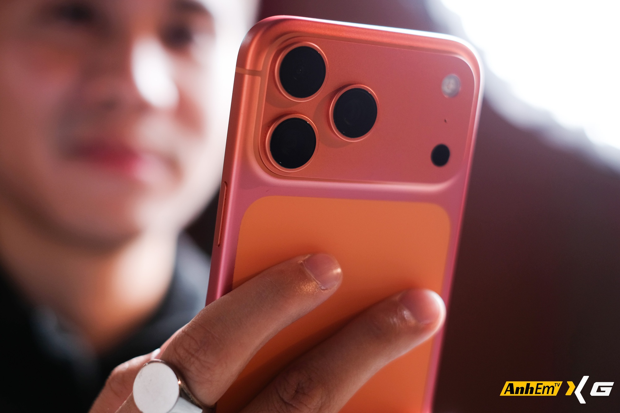 Tưởng chỉ là "đồn trên mạng", iPhone 17 Pro Max "đổi màu" từ Cam sang Hồng nay đã xuất hiện tại Việt Nam