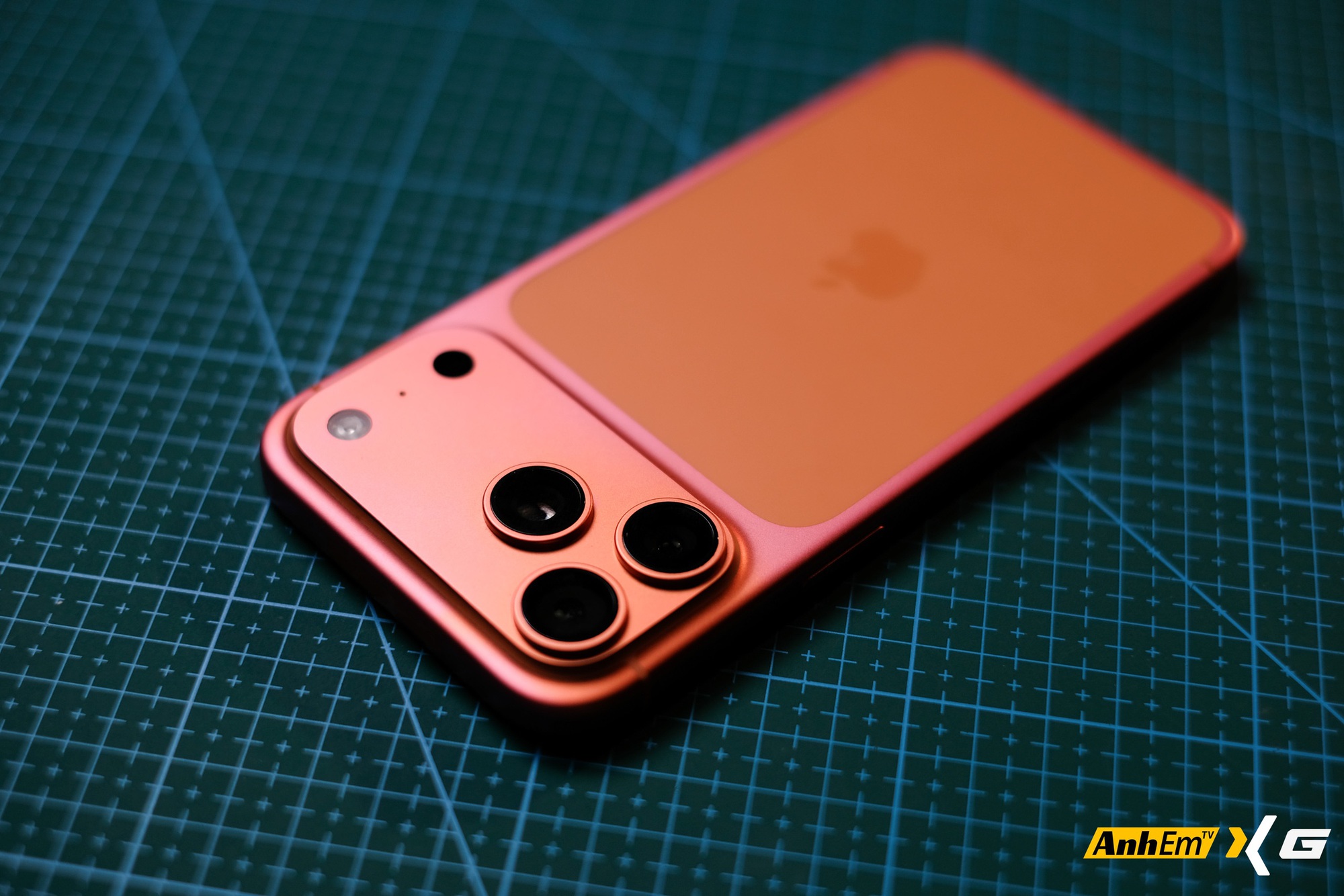 Tưởng chỉ là "đồn trên mạng", iPhone 17 Pro Max "đổi màu" từ Cam sang Hồng nay đã xuất hiện tại Việt Nam