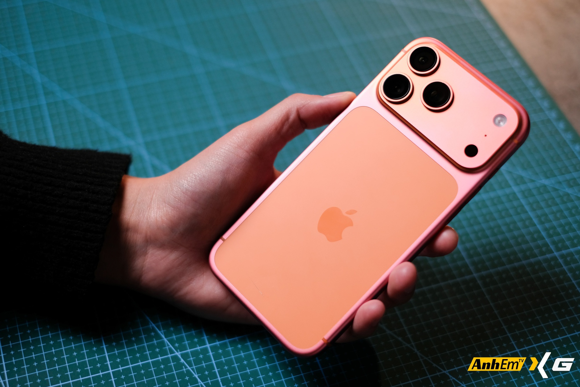 Tưởng chỉ là "đồn trên mạng", iPhone 17 Pro Max "đổi màu" từ Cam sang Hồng nay đã xuất hiện tại Việt Nam