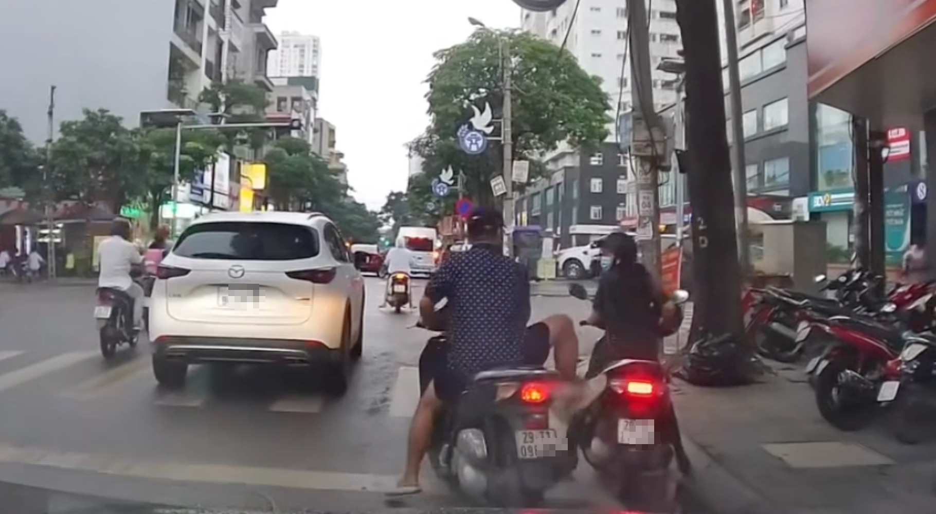 Không đội mũ bảo hiểm còn húc xe, dọa đạp phụ nữ Không đội mũ bảo hiểm còn húc xe, dọa đạp phụ nữ